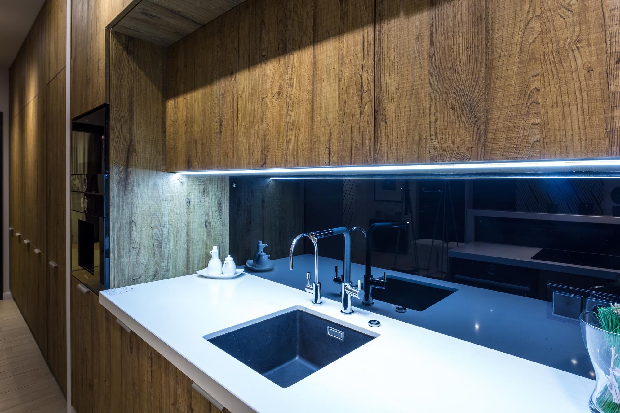 Panouri sticlă bucătărie: cum le alegi în funcție de stil, lumină și spațiul de gătit