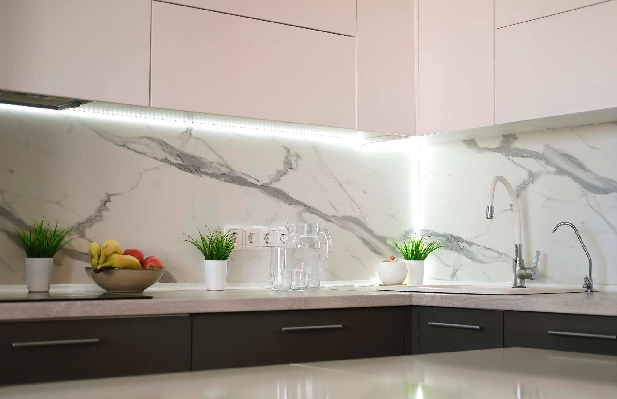 Panouri sticlă bucătărie: greșeli frecvente de montaj și cum le eviți