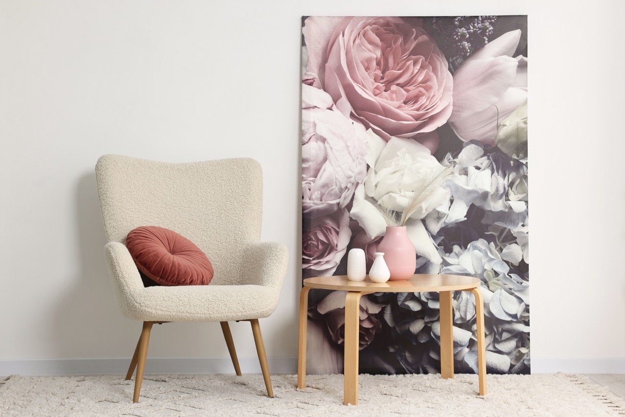 Tablouri canvas cu flori pentru living, dormitor și birou: cum alegi modelul potrivit