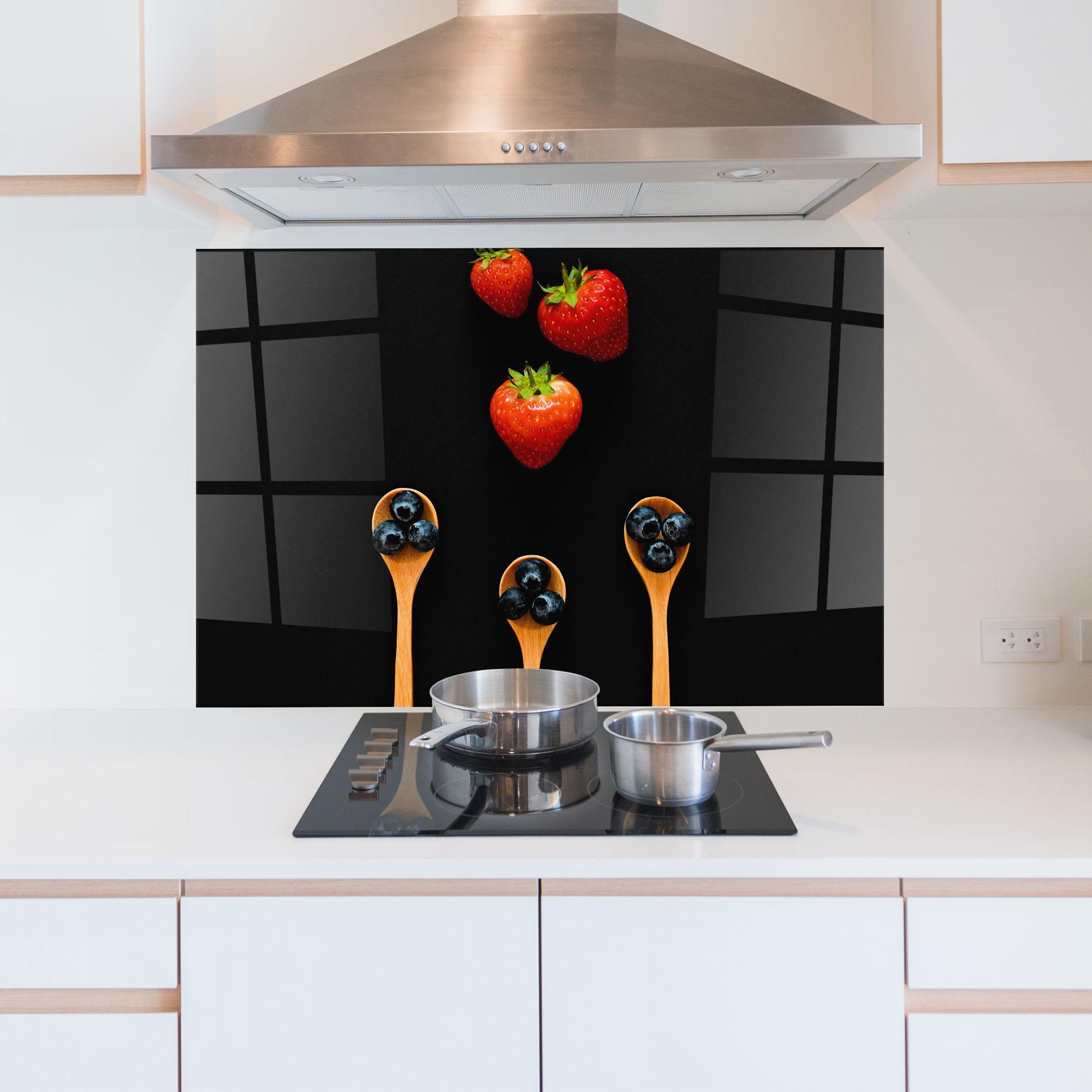 Panou Sticla Bucatarie Strawberries And Blueberries mockup 5