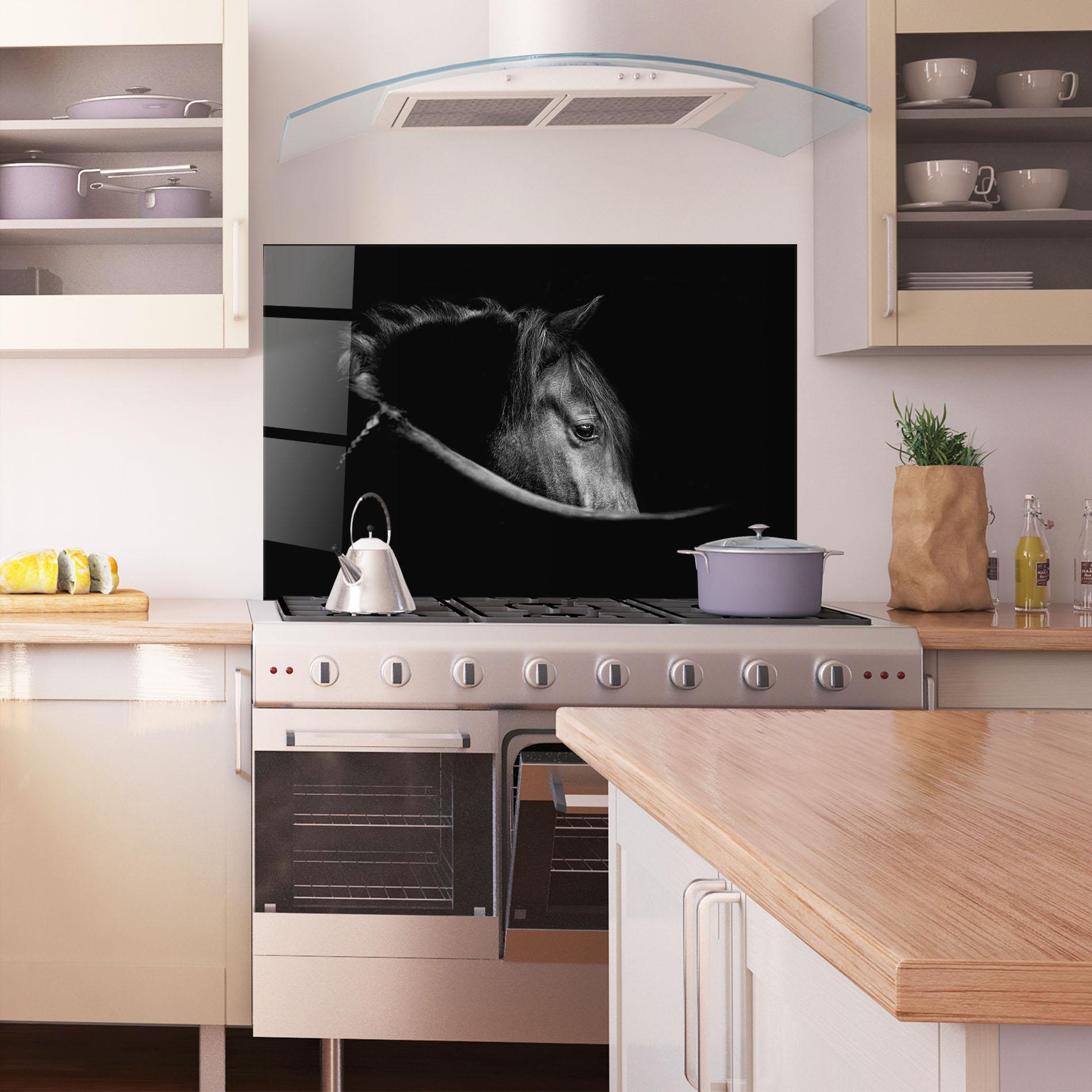 Panou Sticla Bucatarie Black Horse Looking mockup 1