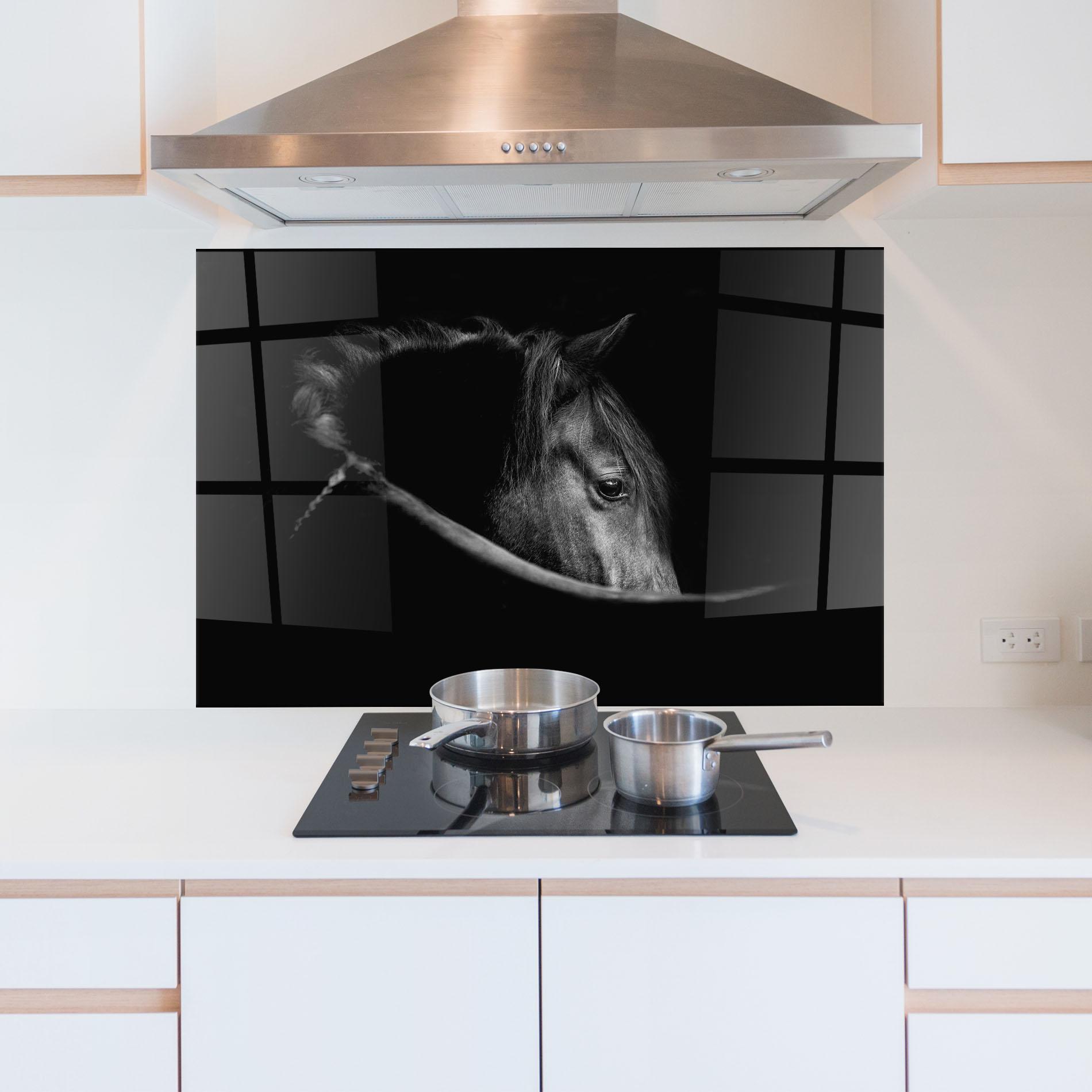 Panou Sticla Bucatarie Black Horse Looking mockup 5