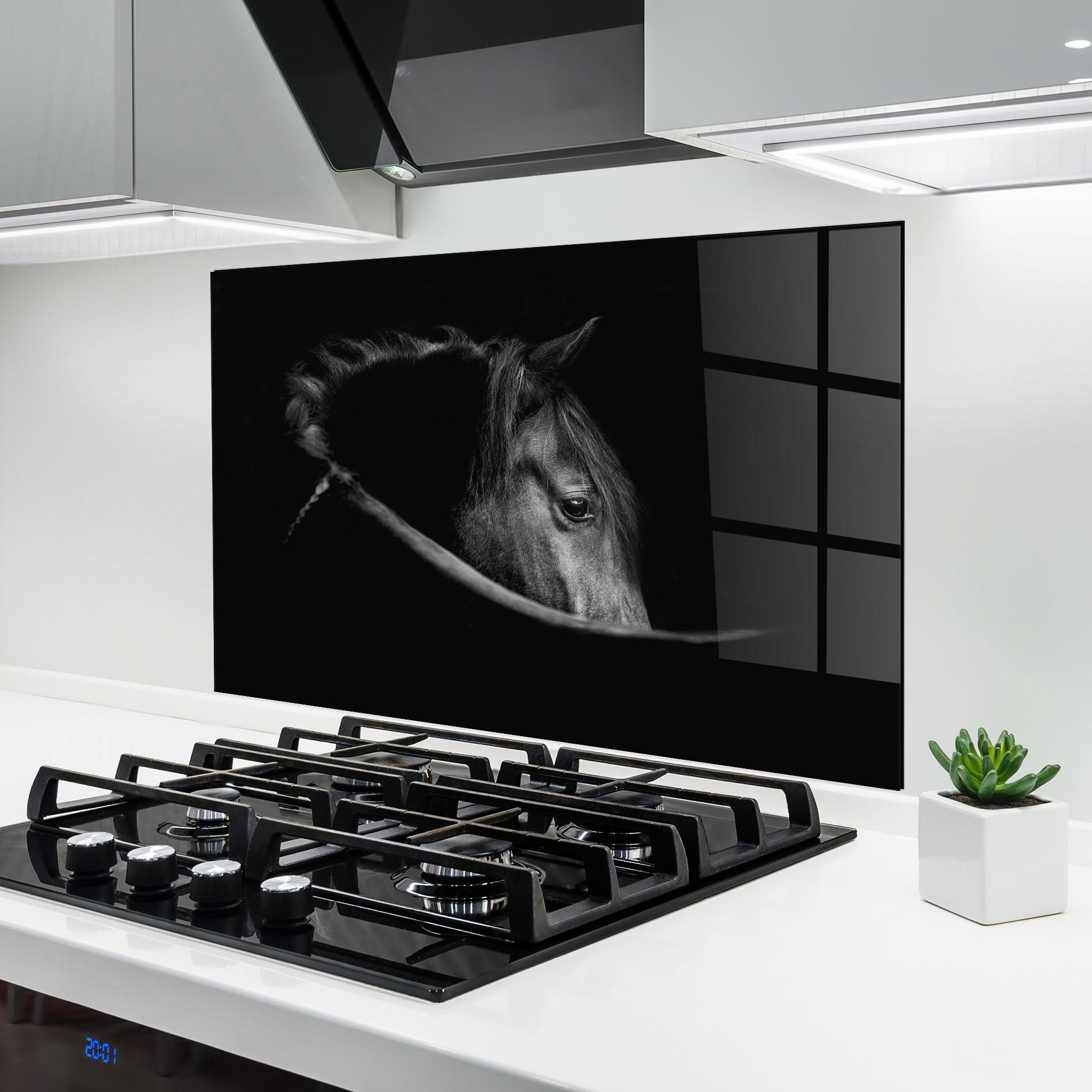 Panou Sticla Bucatarie Black Horse Looking mockup 6