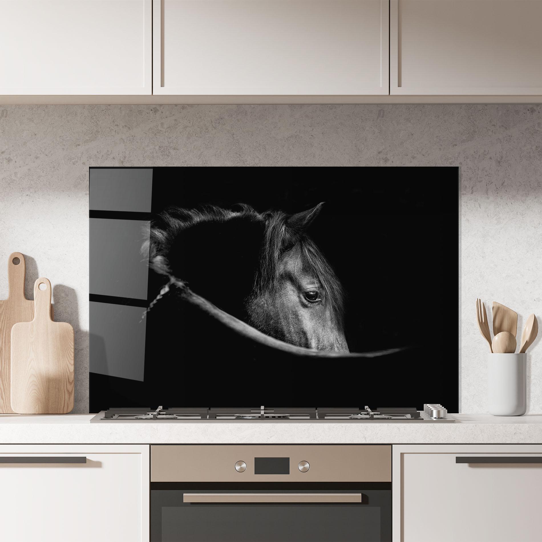 Panou Sticla Bucatarie Black Horse Looking mockup 7