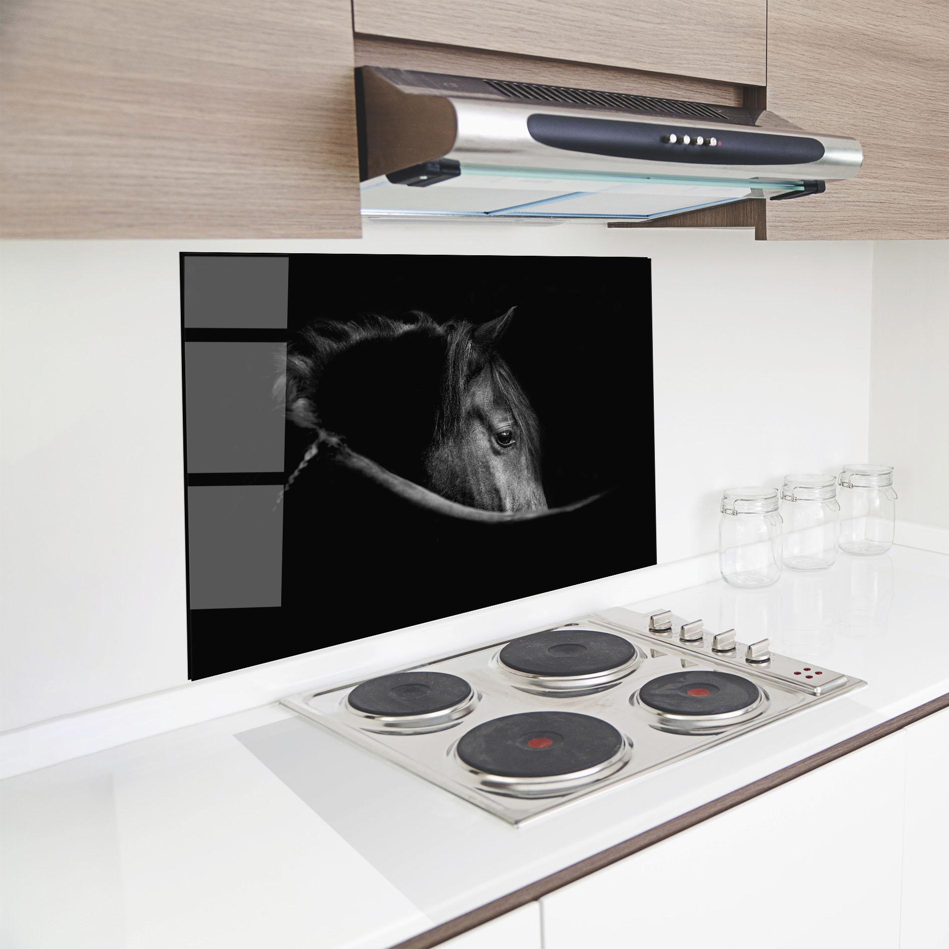 Panou Sticla Bucatarie Black Horse Looking mockup 8
