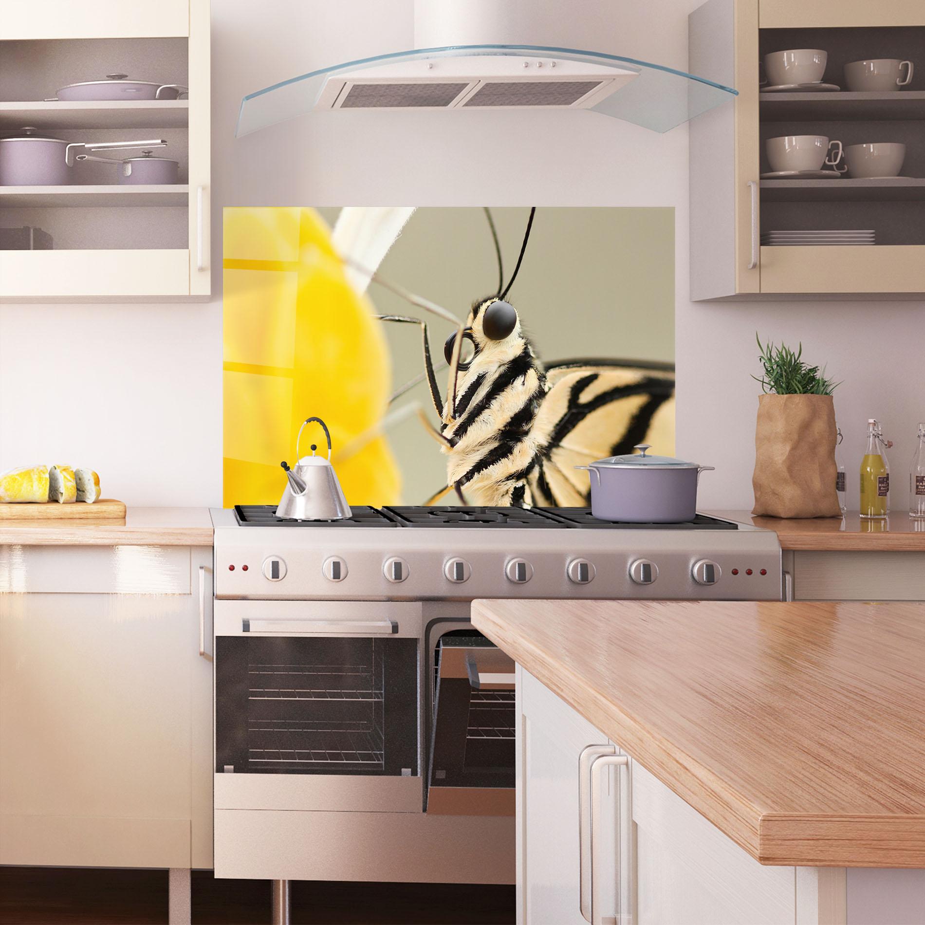 Panou Sticla Bucatarie Close Up Cream Butterfly mockup 1