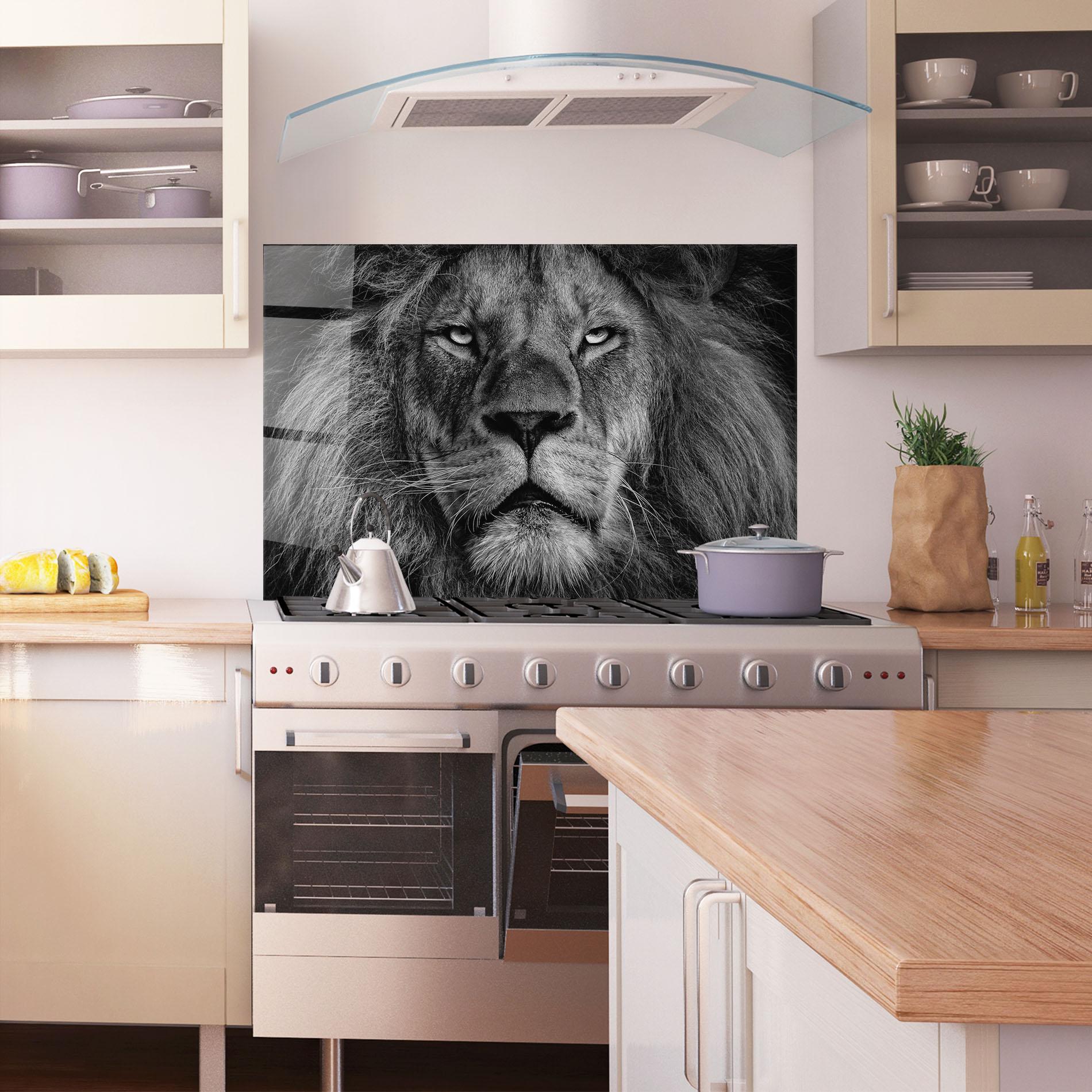 Panou Sticla Bucatarie Powerful Male Lion mockup 1