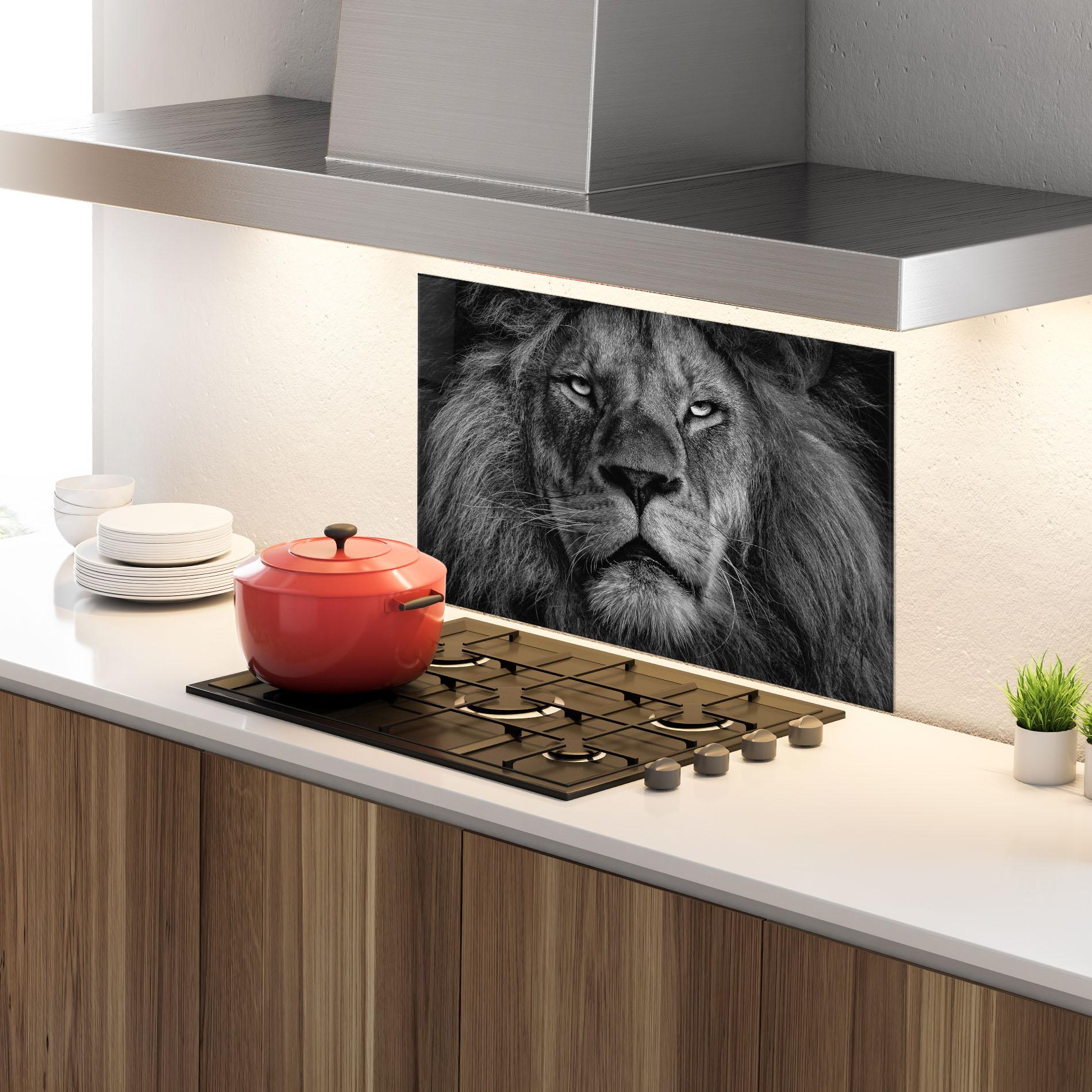 Panou Sticla Bucatarie Powerful Male Lion mockup 4