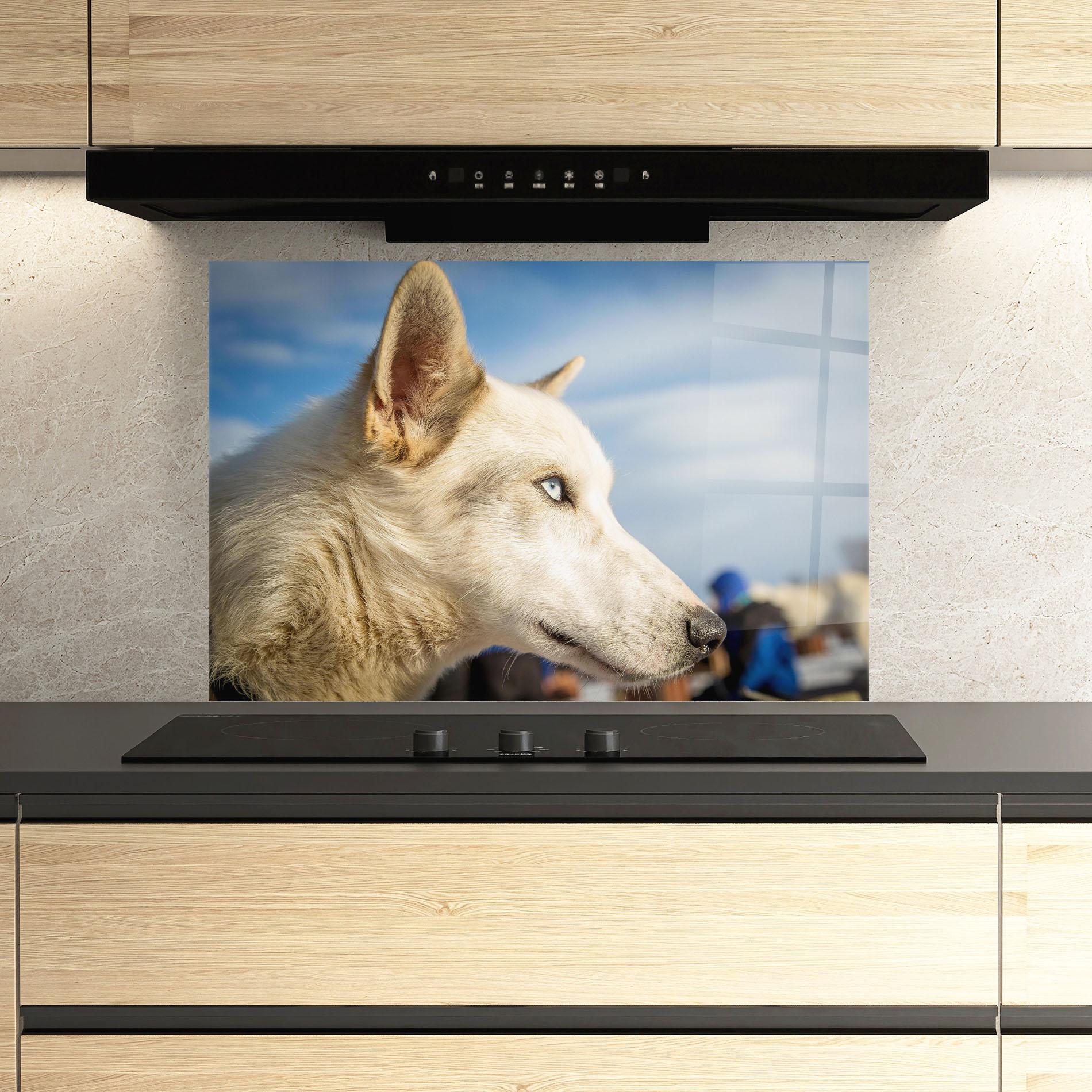 Panou Sticla Bucatarie White Wolf Looking mockup 3