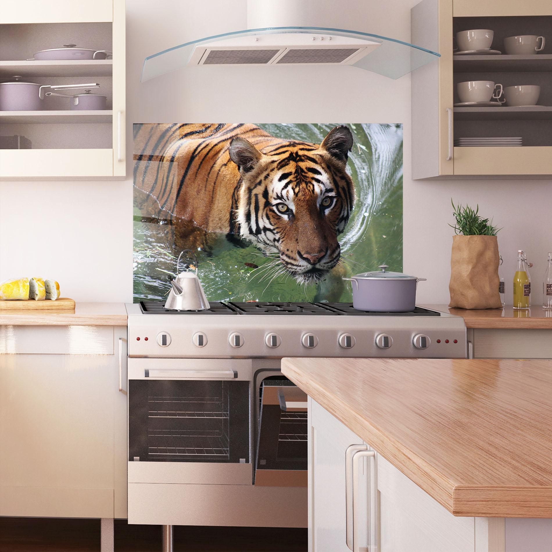 Panou Sticla Bucatarie Tiger Swimming mockup 1