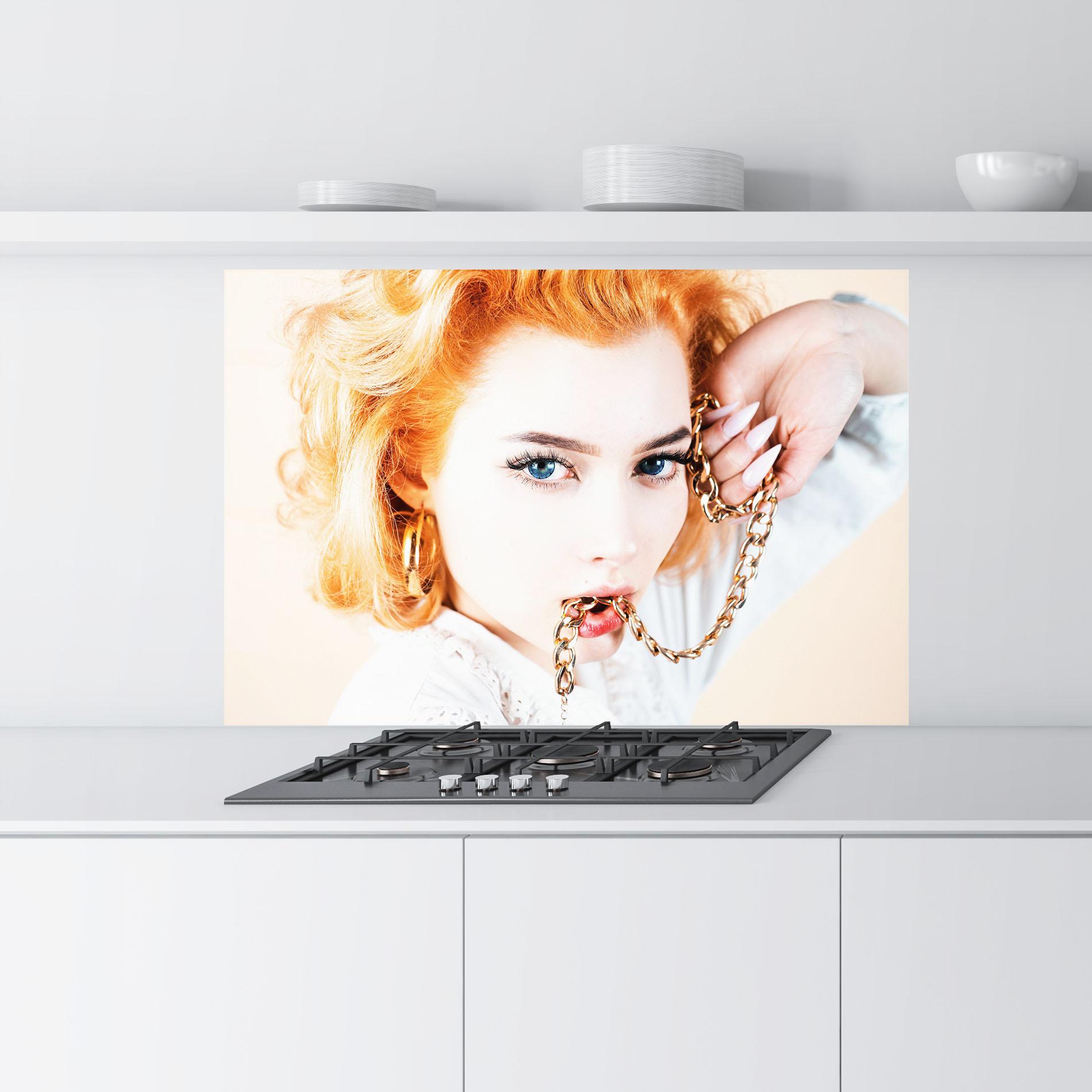 Panou Sticla Bucatarie Lips Gold Chain mockup 9