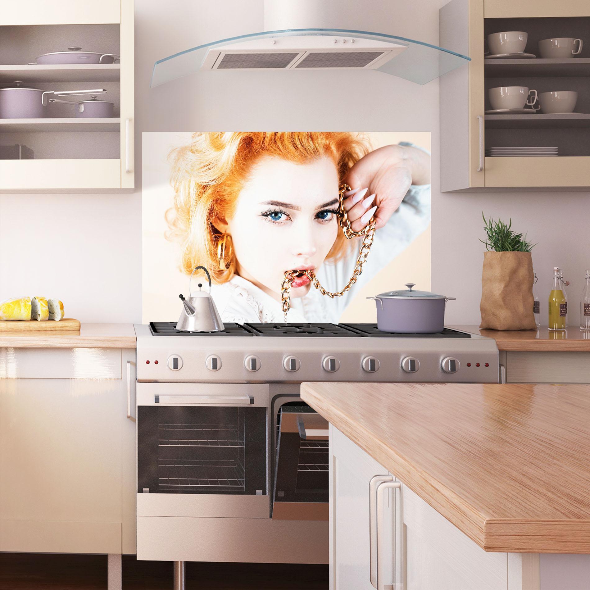 Panou Sticla Bucatarie Lips Gold Chain mockup 1