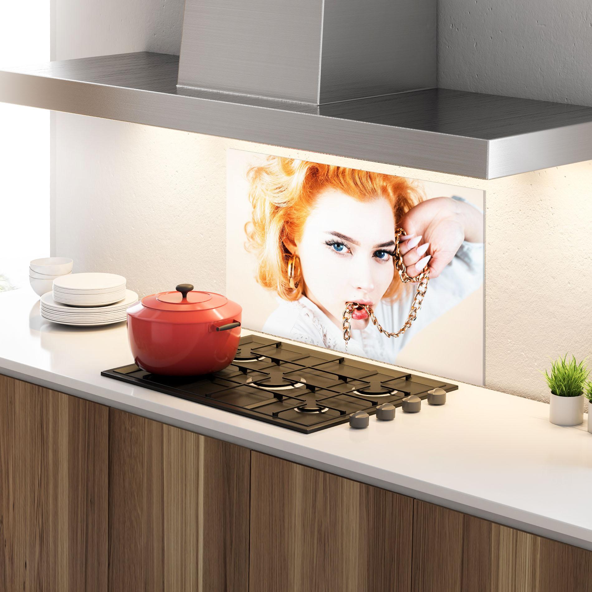 Panou Sticla Bucatarie Lips Gold Chain mockup 4