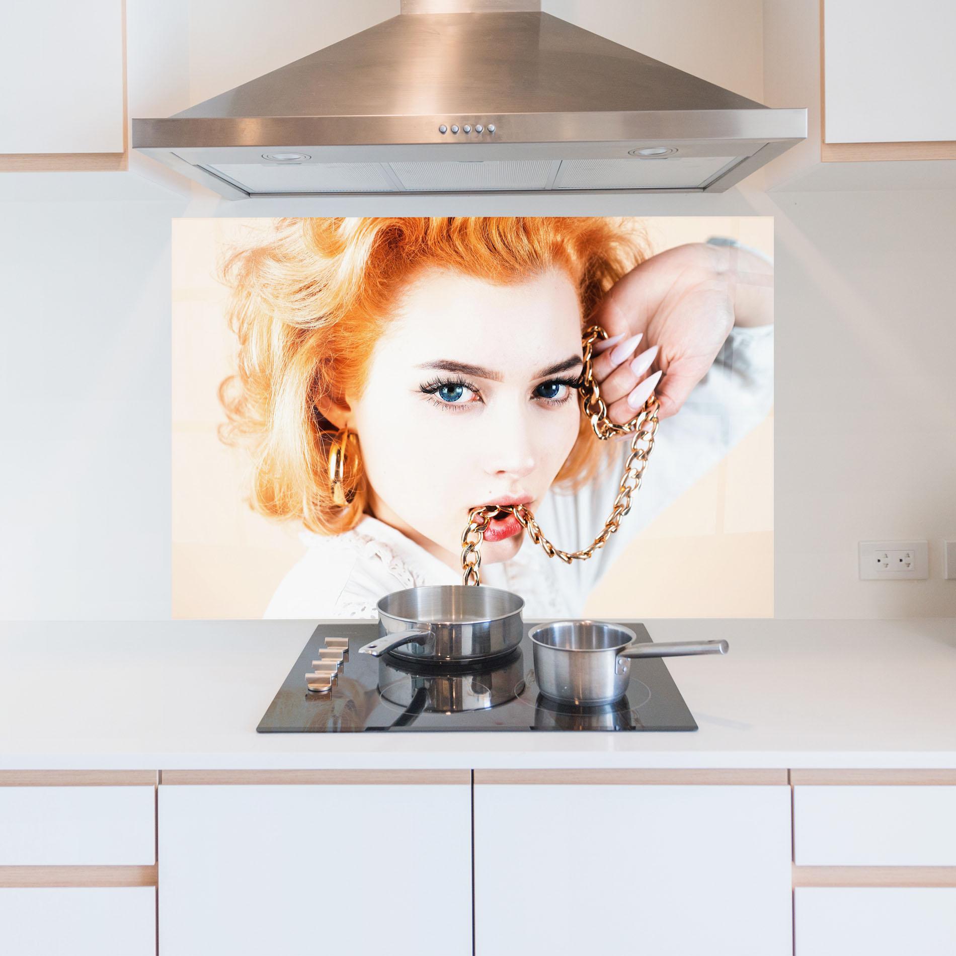 Panou Sticla Bucatarie Lips Gold Chain mockup 5