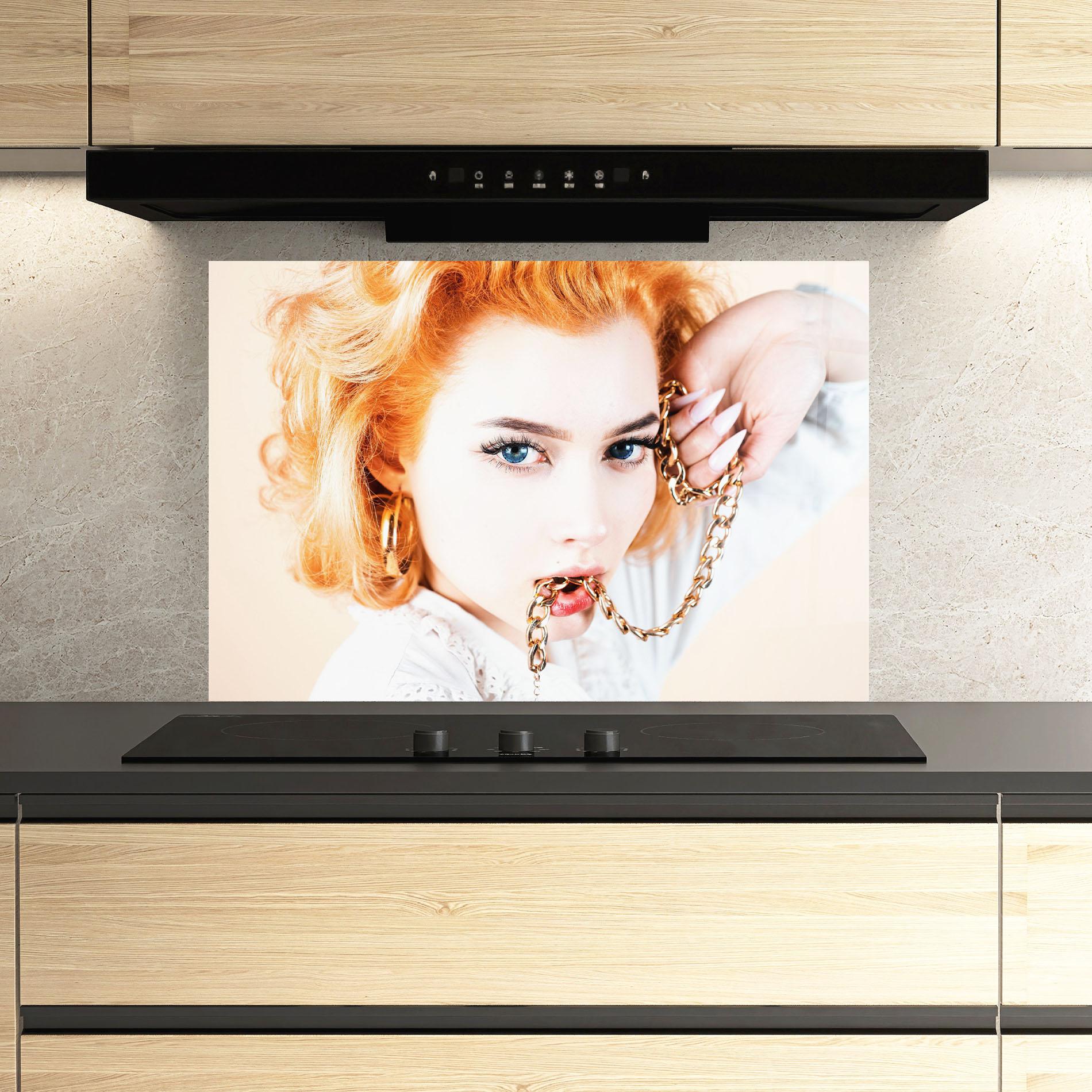 Panou Sticla Bucatarie Lips Gold Chain mockup 3