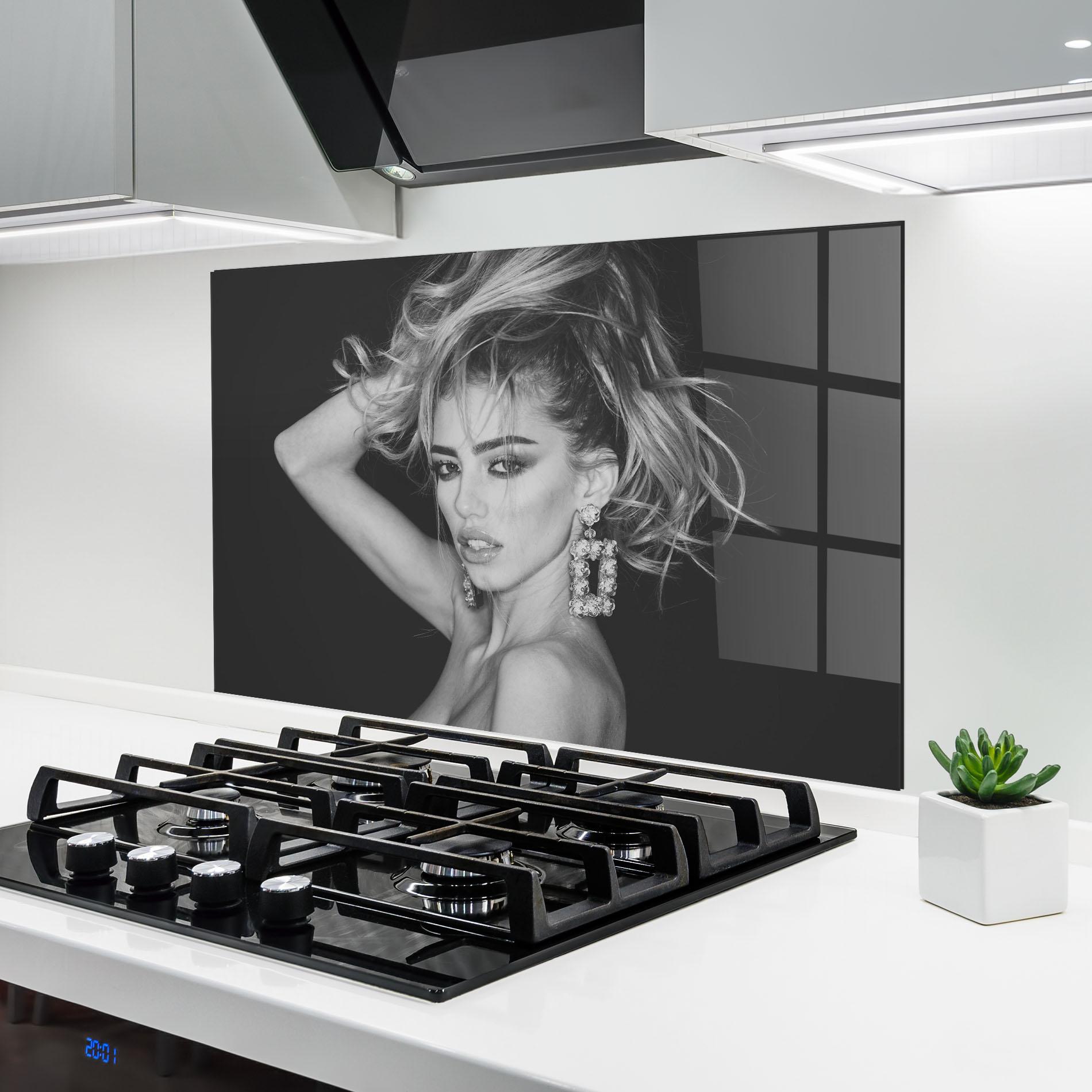 Panou Sticla Bucatarie Grey Flower Earrings mockup 6