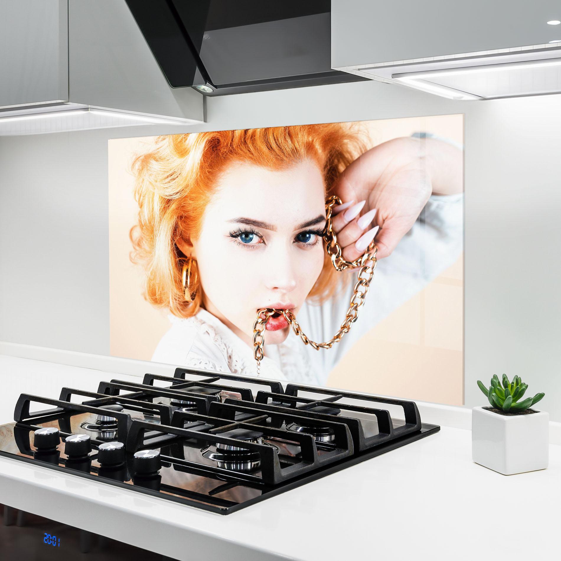 Panou Sticla Bucatarie Lips Gold Chain mockup 6