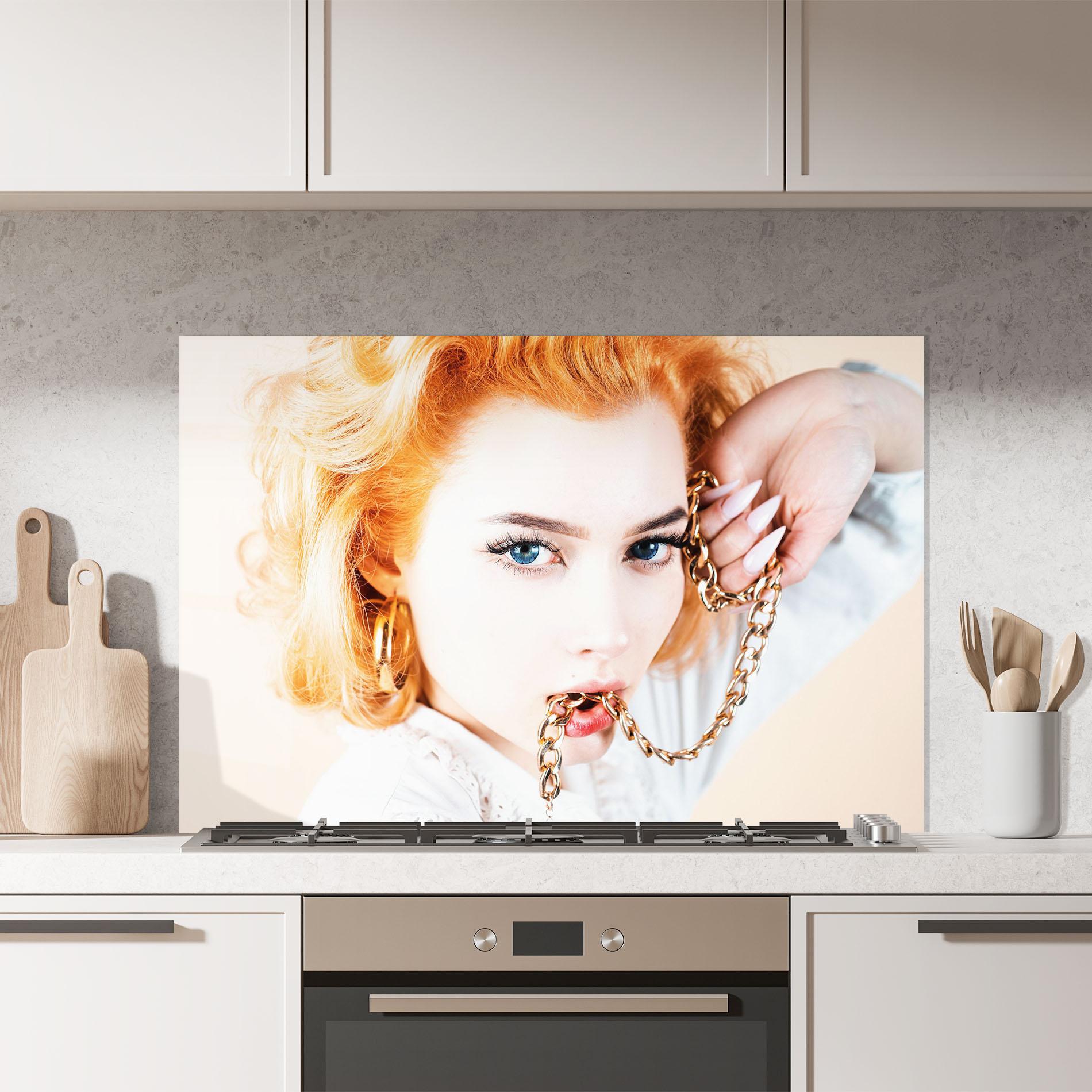 Panou Sticla Bucatarie Lips Gold Chain mockup 7