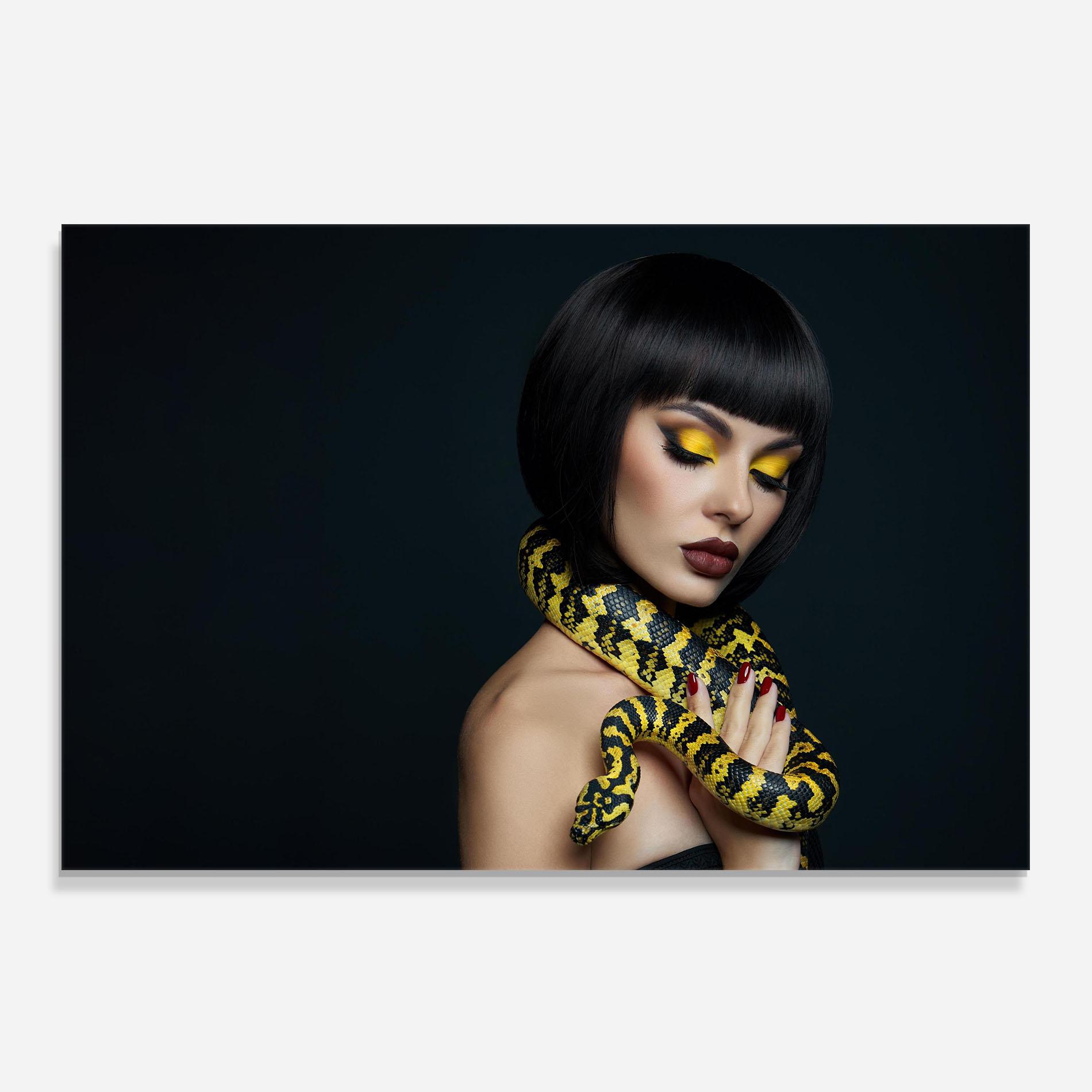 Panou Sticla Bucatarie Yellow Snake Makeup mockup 0