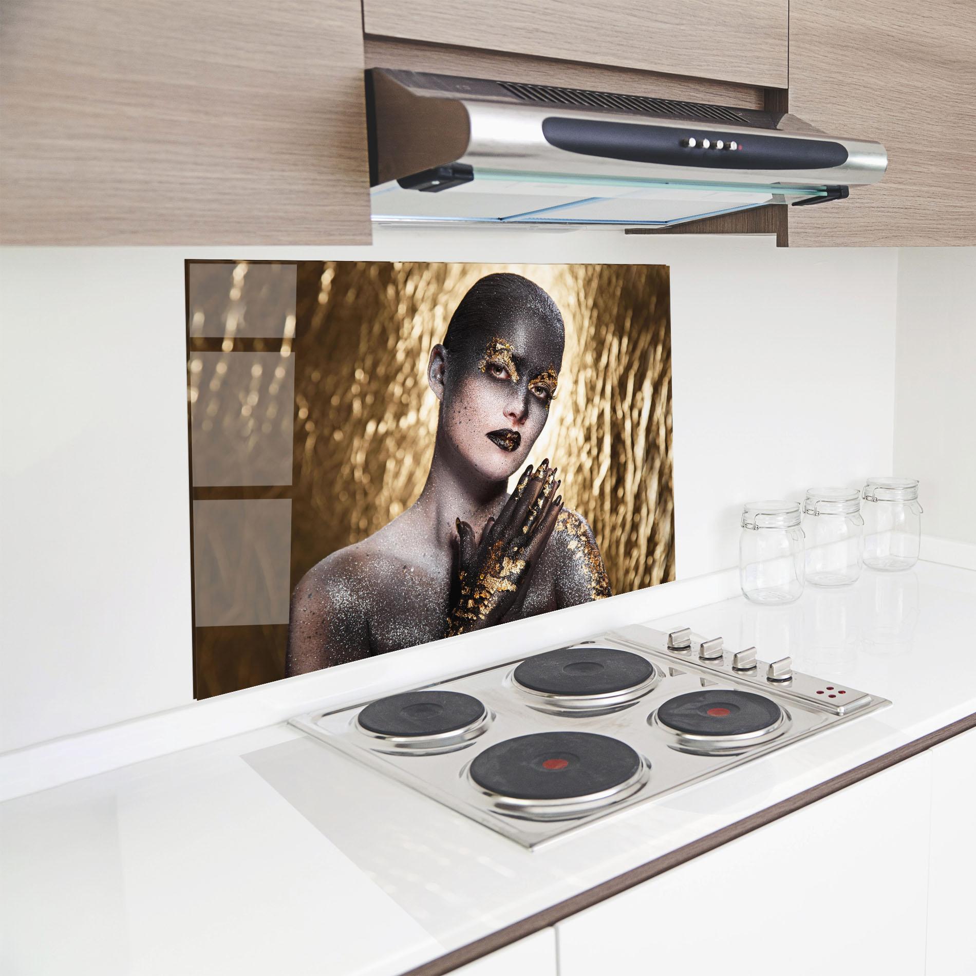 Panou Sticla Bucatarie Gold Artistic Makeup mockup 8