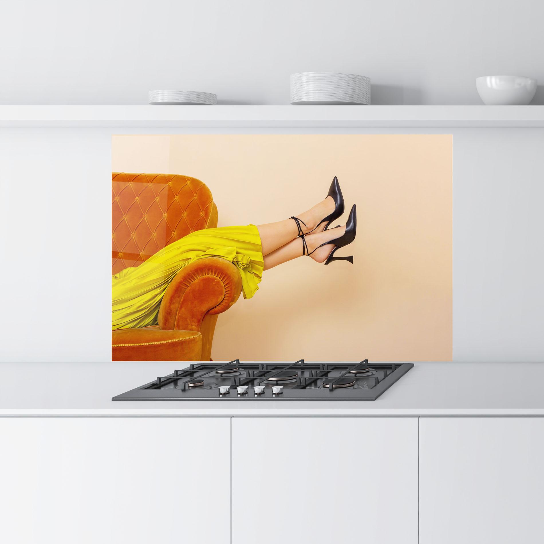 Panou Sticla Bucatarie Black Heals On Cream mockup 9