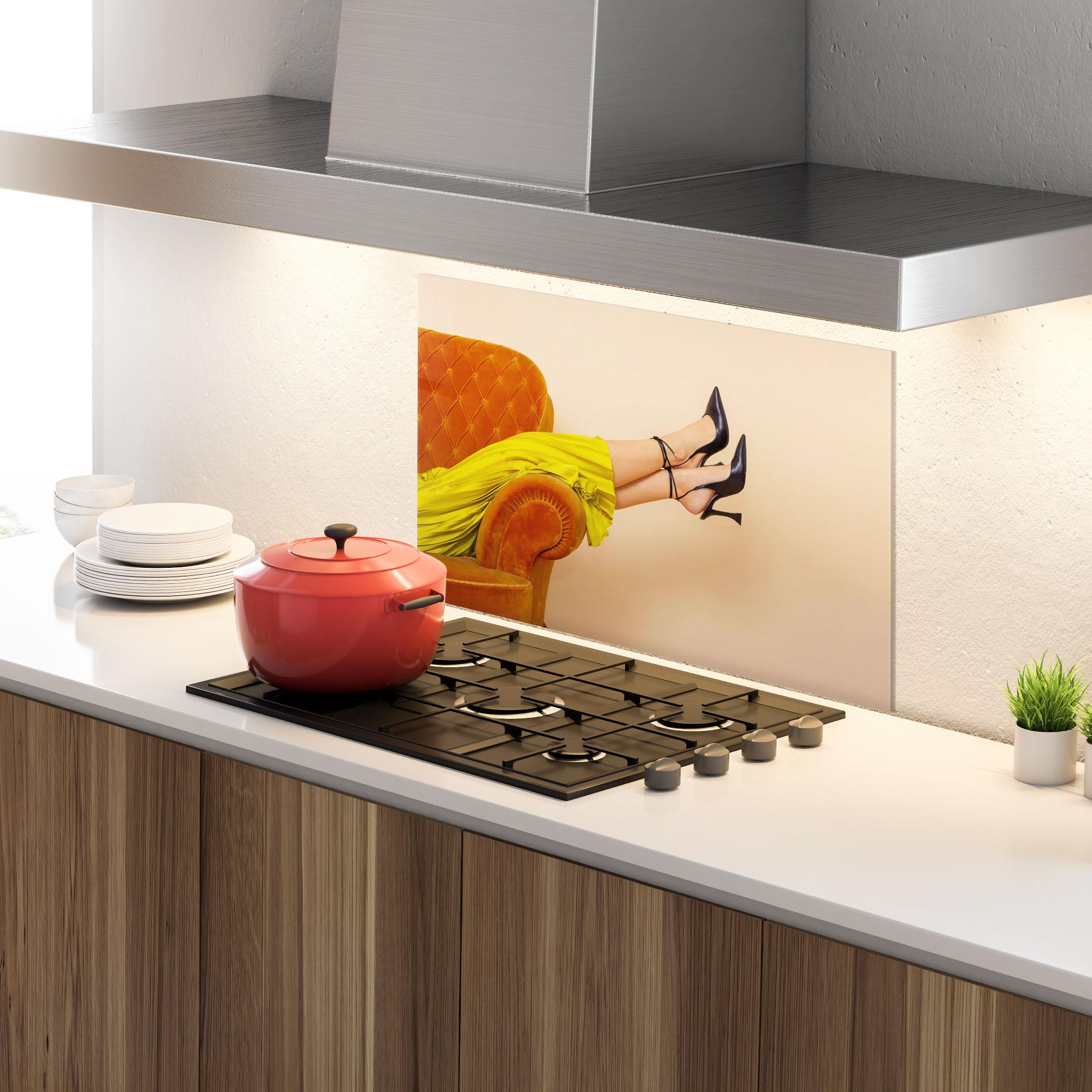 Panou Sticla Bucatarie Black Heals On Cream mockup 4