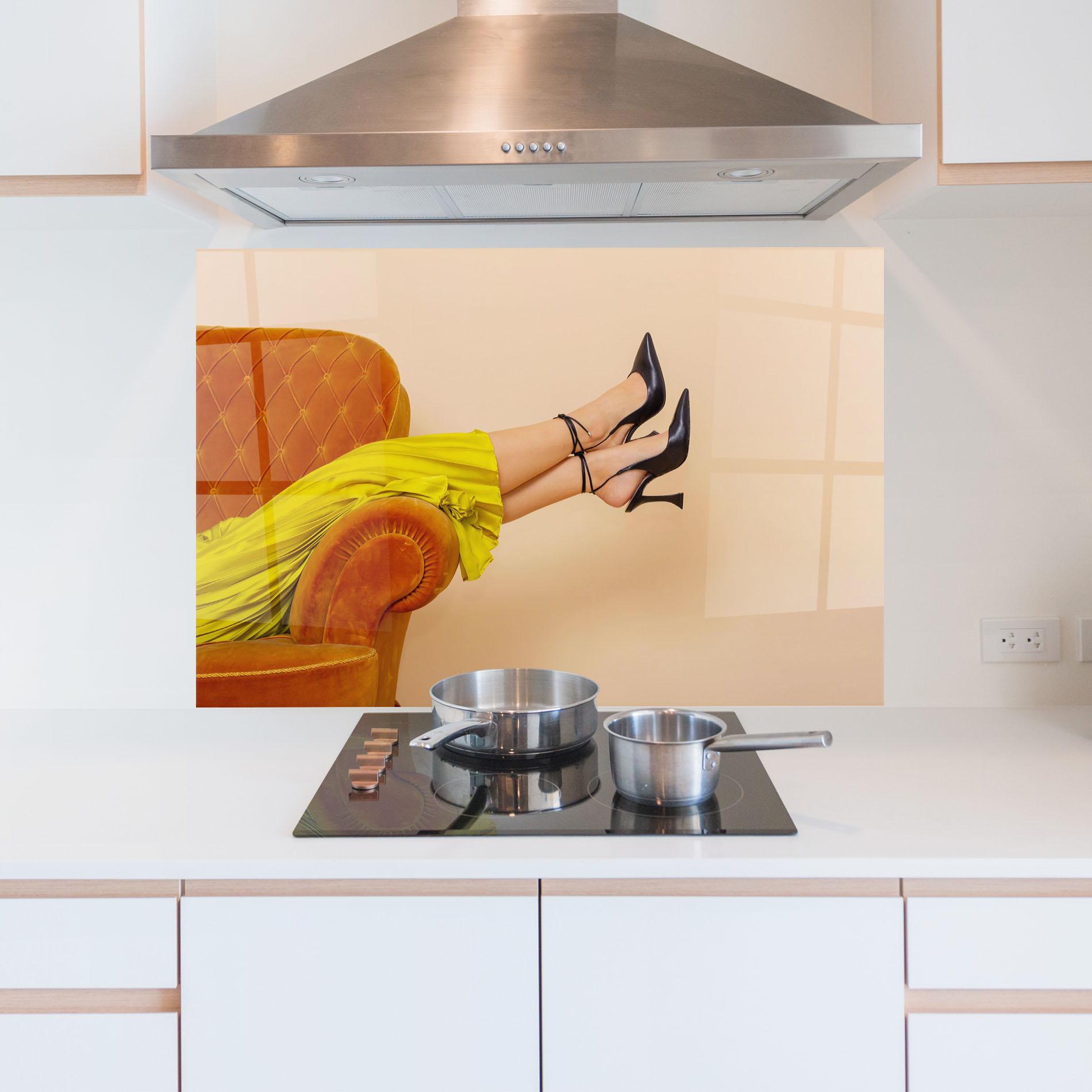 Panou Sticla Bucatarie Black Heals On Cream mockup 5