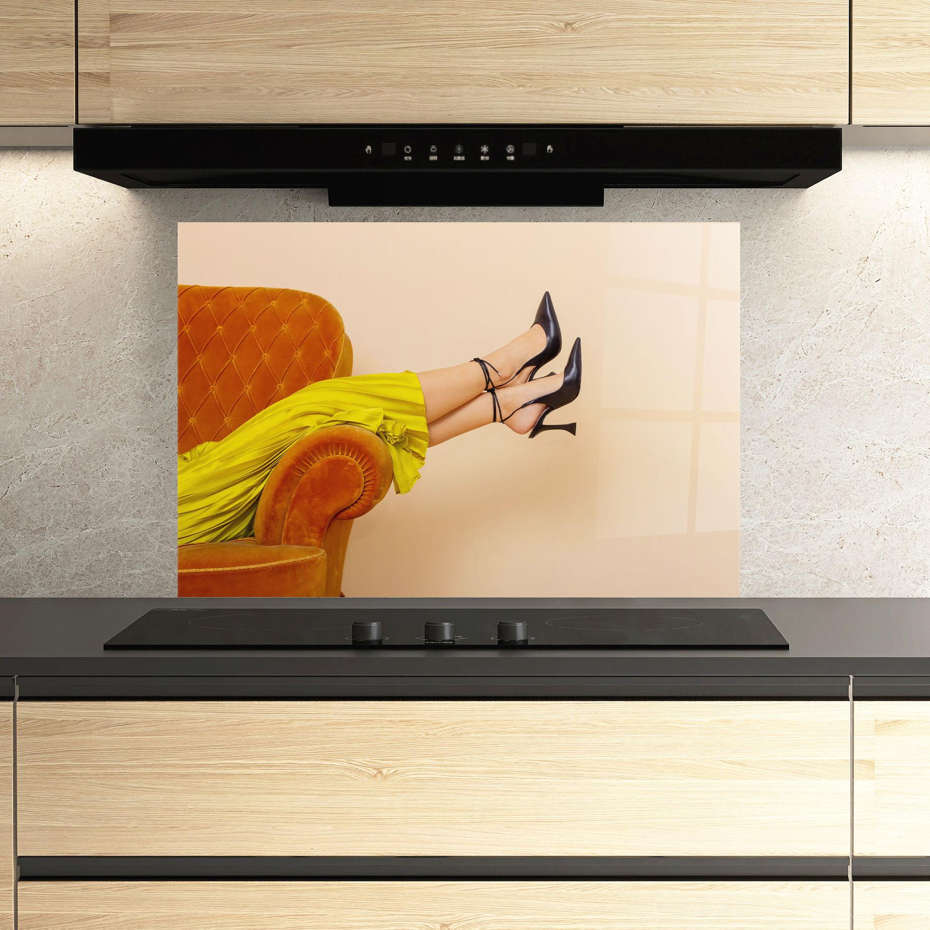 Panou Sticla Bucatarie Black Heals On Cream mockup 3