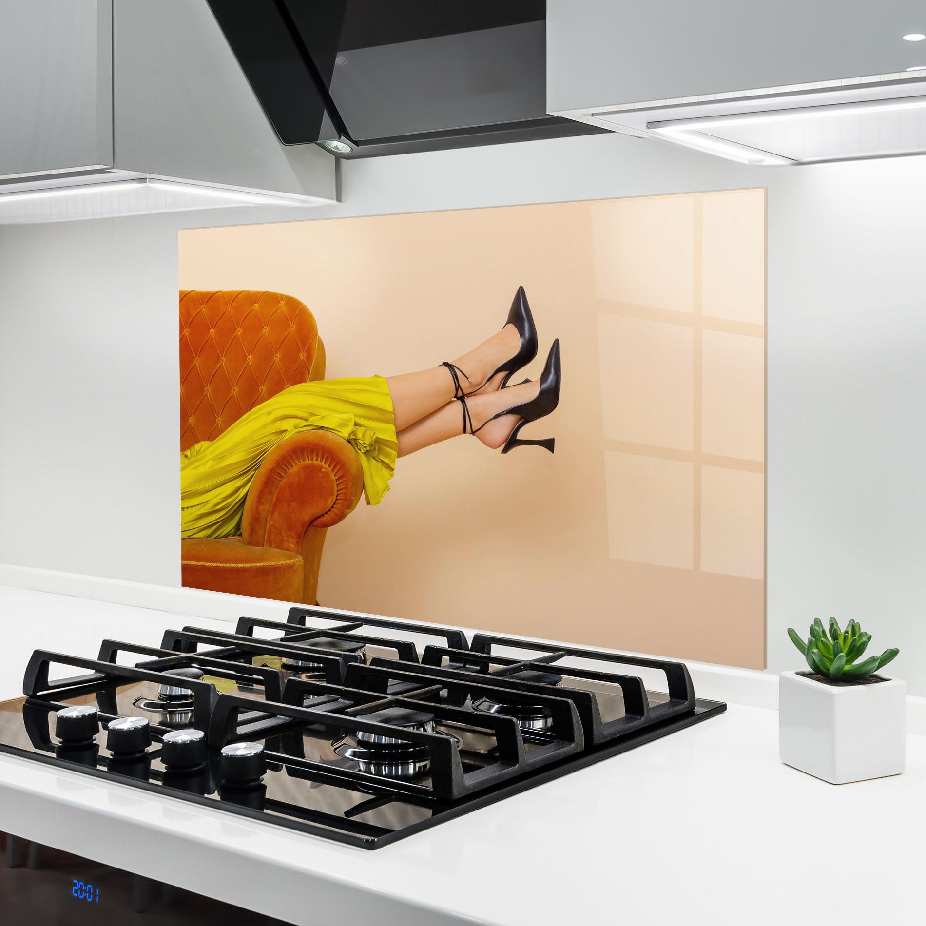 Panou Sticla Bucatarie Black Heals On Cream mockup 6