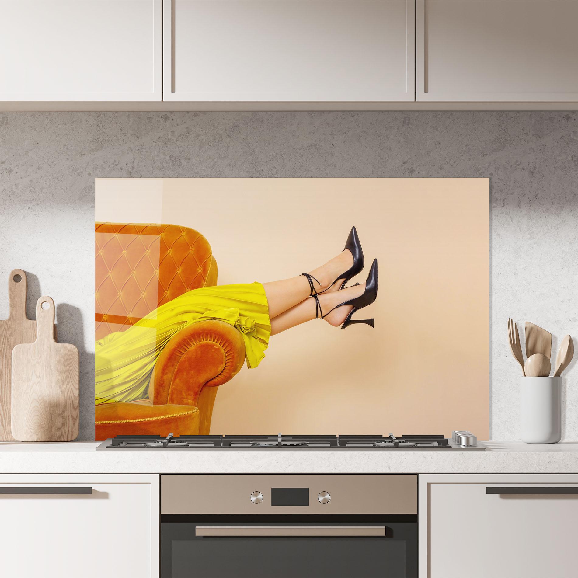 Panou Sticla Bucatarie Black Heals On Cream mockup 7