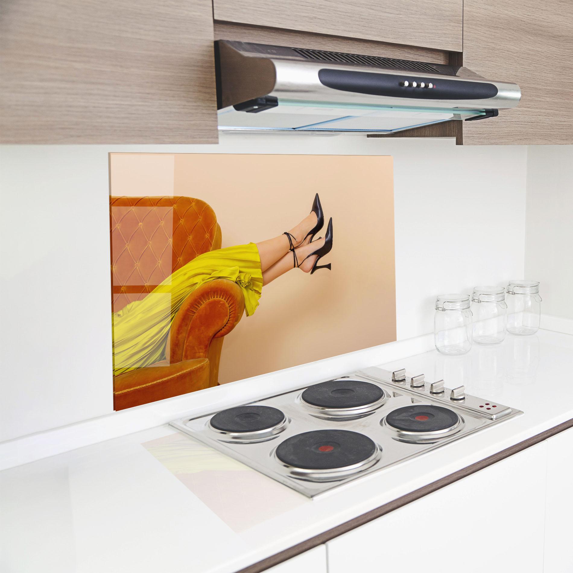 Panou Sticla Bucatarie Black Heals On Cream mockup 8