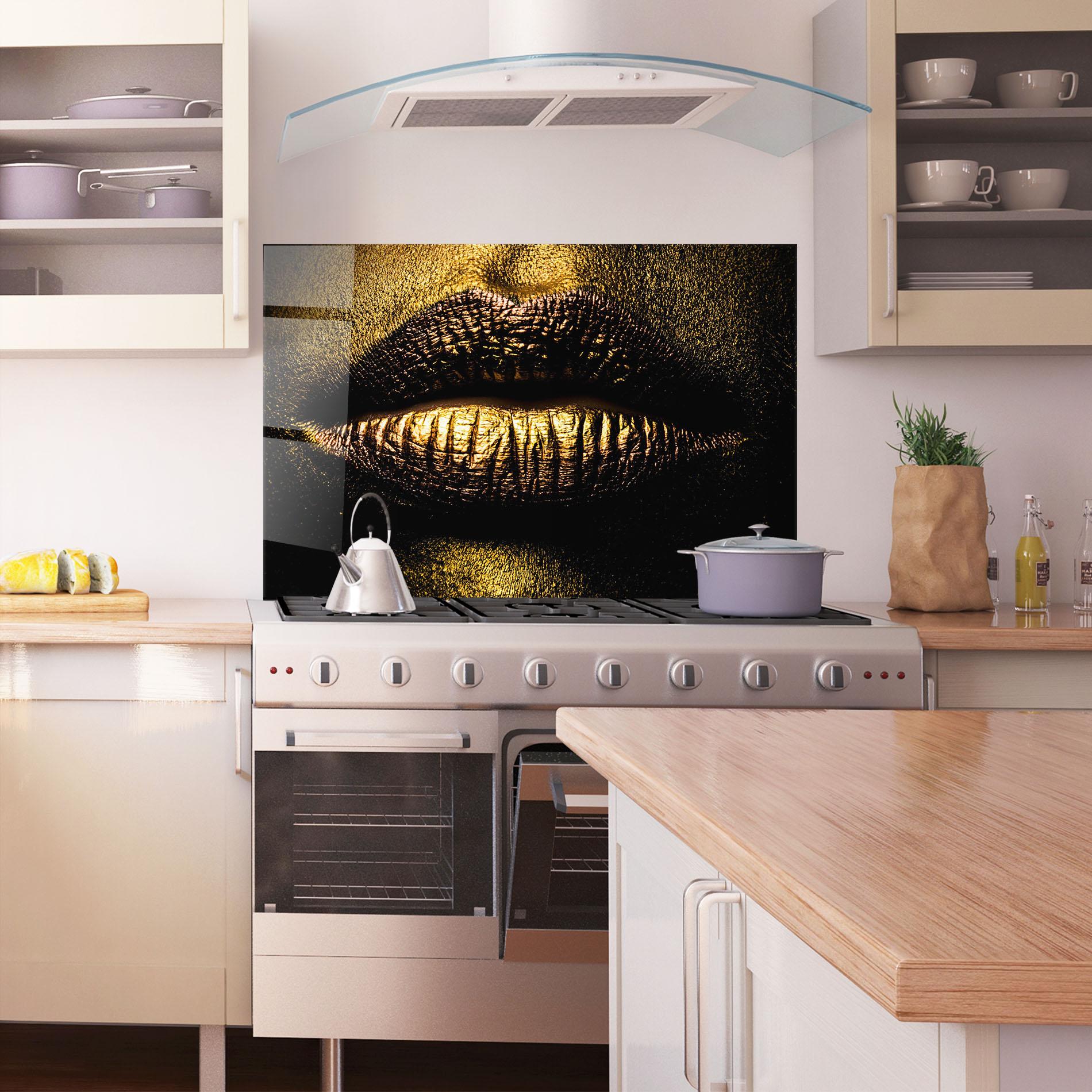Panou Sticla Bucatarie Gold Metal Lips mockup 1