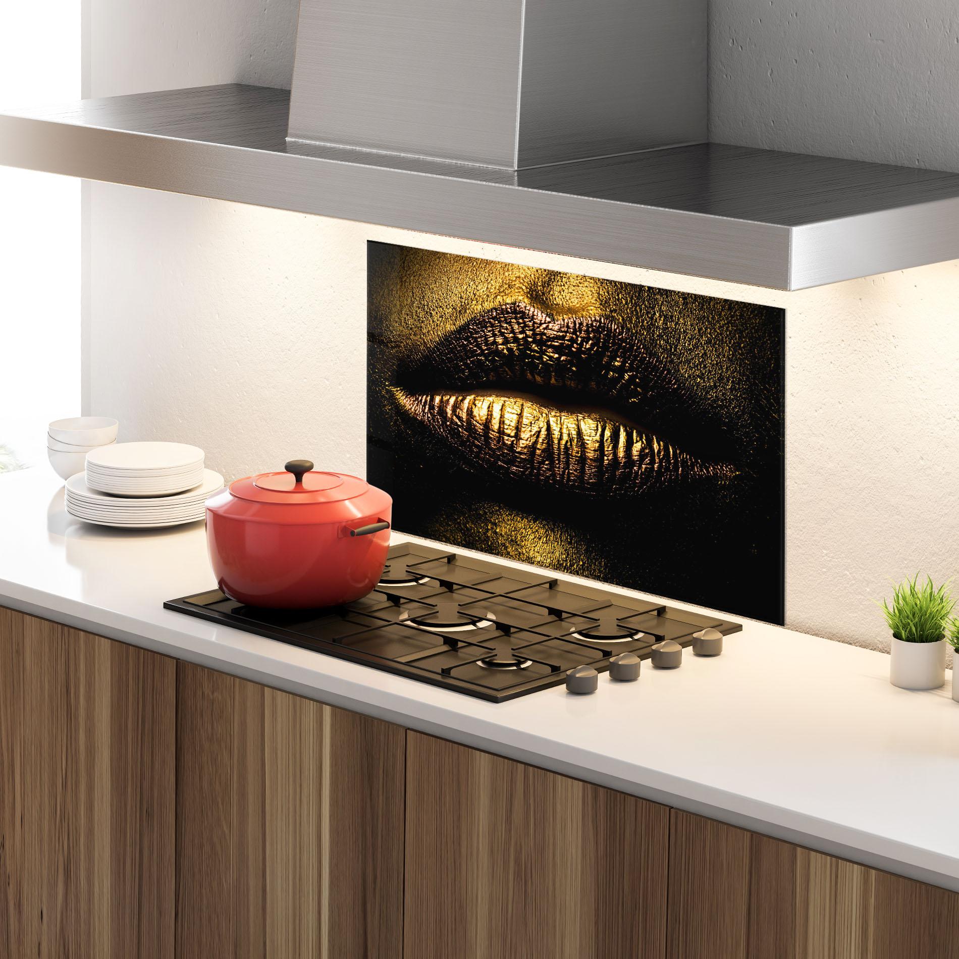 Panou Sticla Bucatarie Gold Metal Lips mockup 4