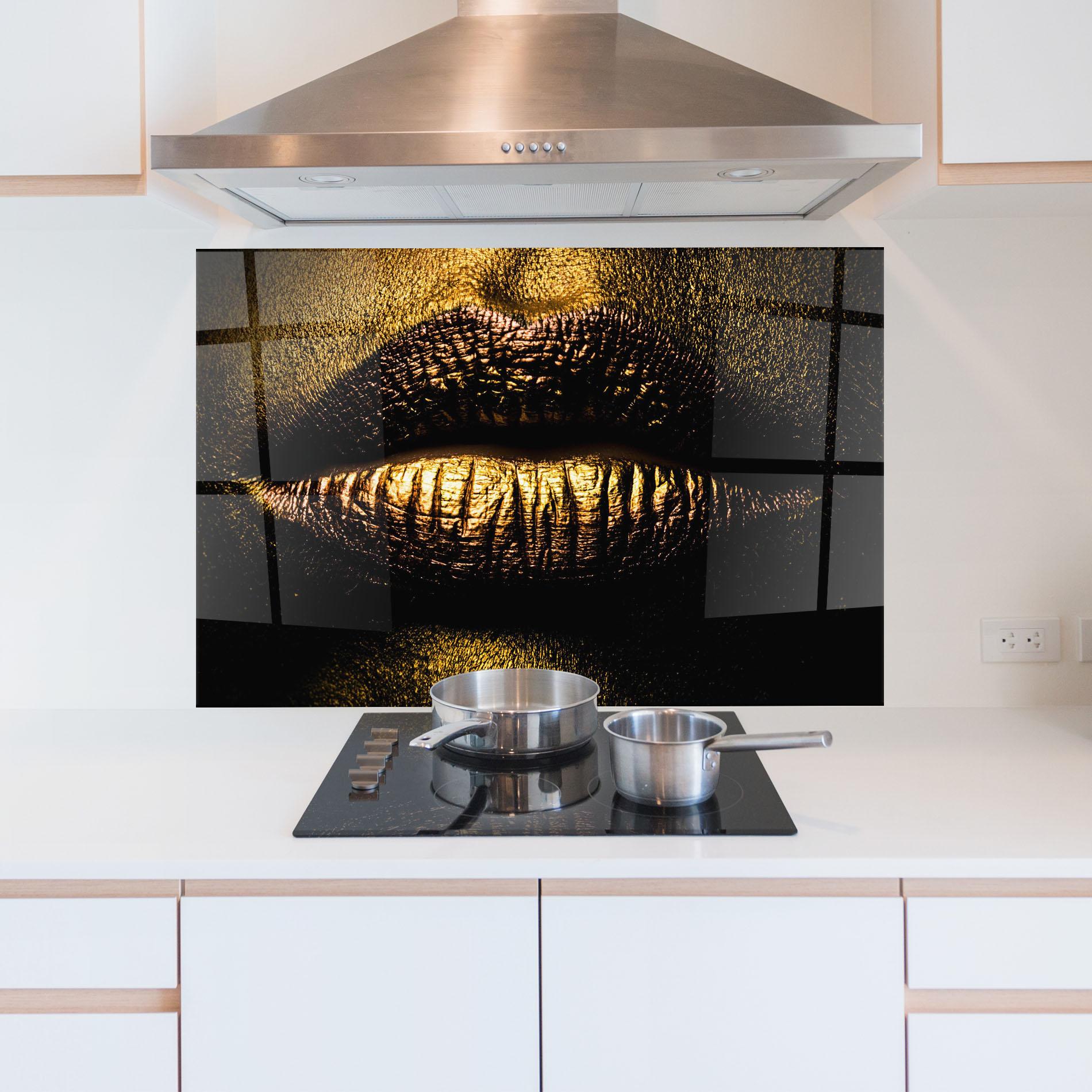 Panou Sticla Bucatarie Gold Metal Lips mockup 5