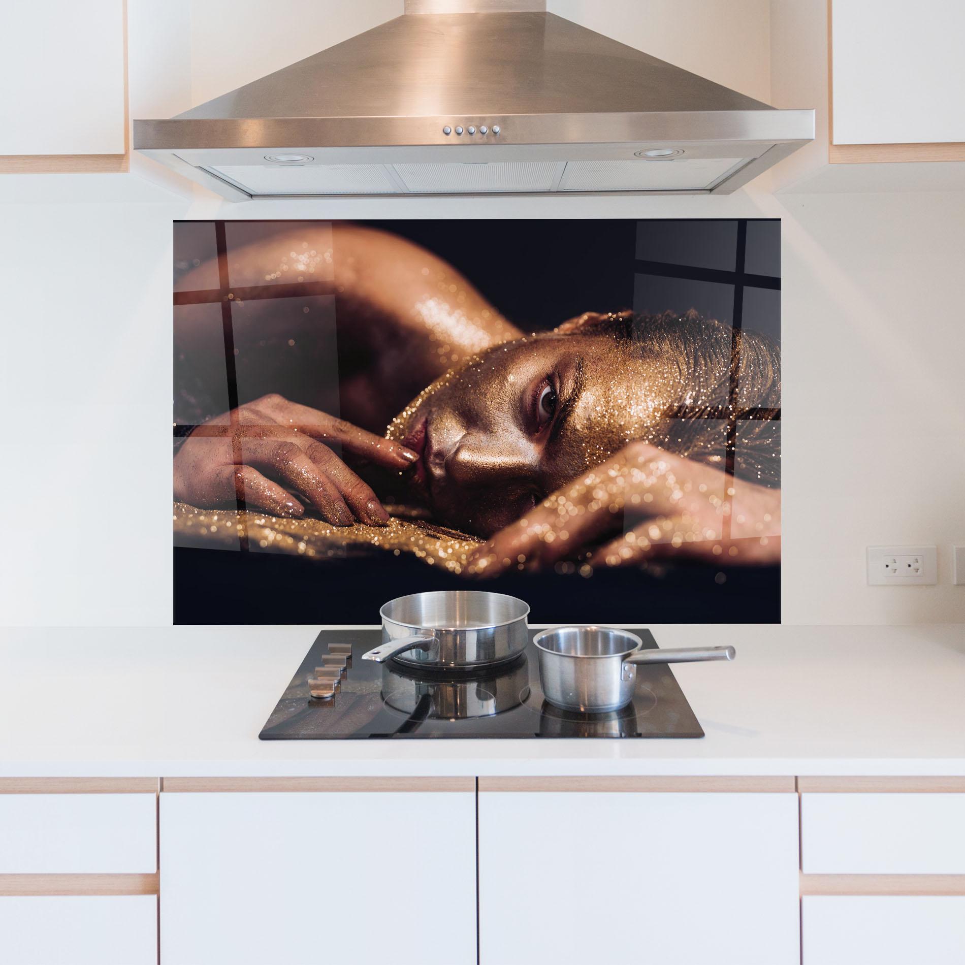 Panou Sticla Bucatarie Gold Vogue Woman mockup 5