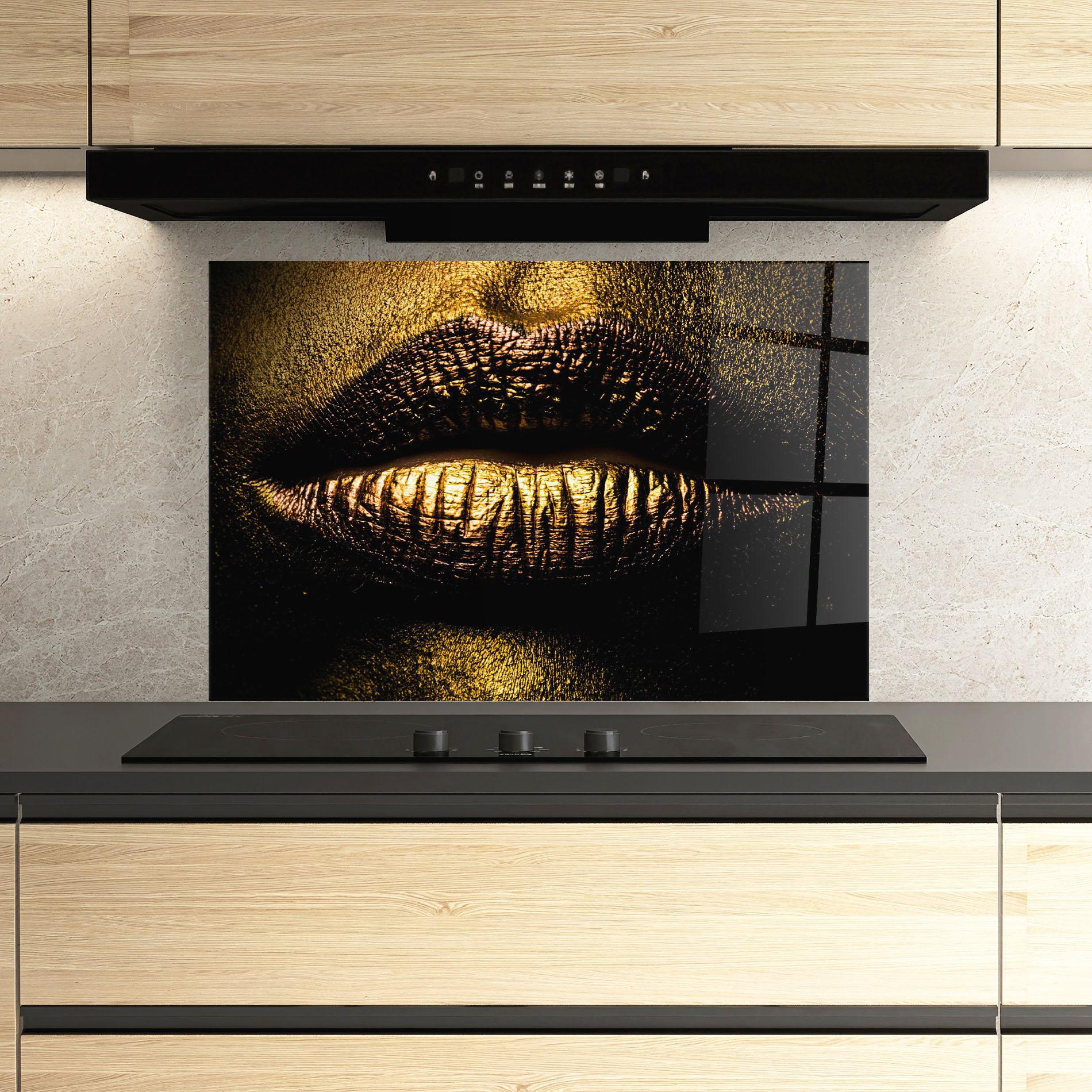 Panou Sticla Bucatarie Gold Metal Lips mockup 3