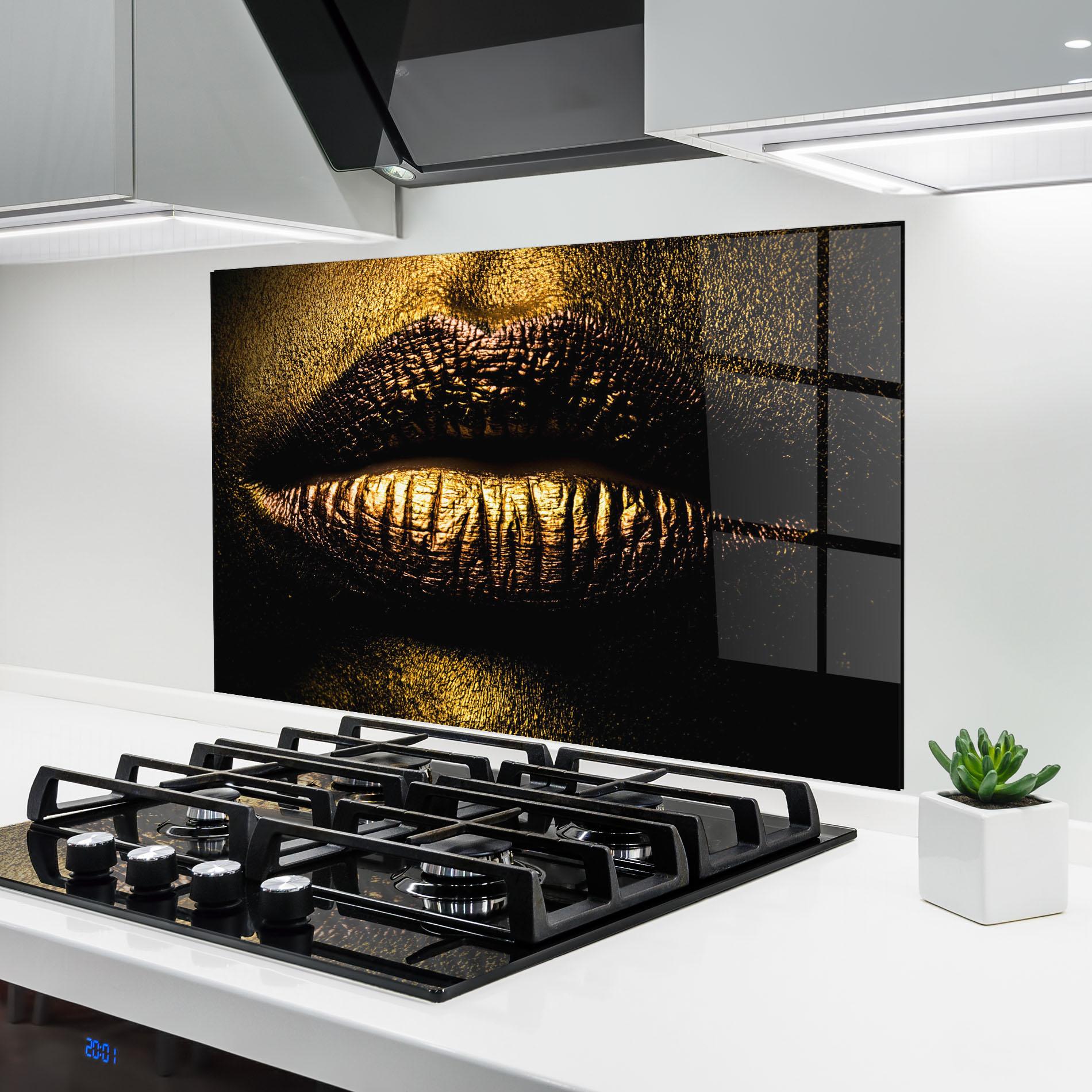 Panou Sticla Bucatarie Gold Metal Lips mockup 6