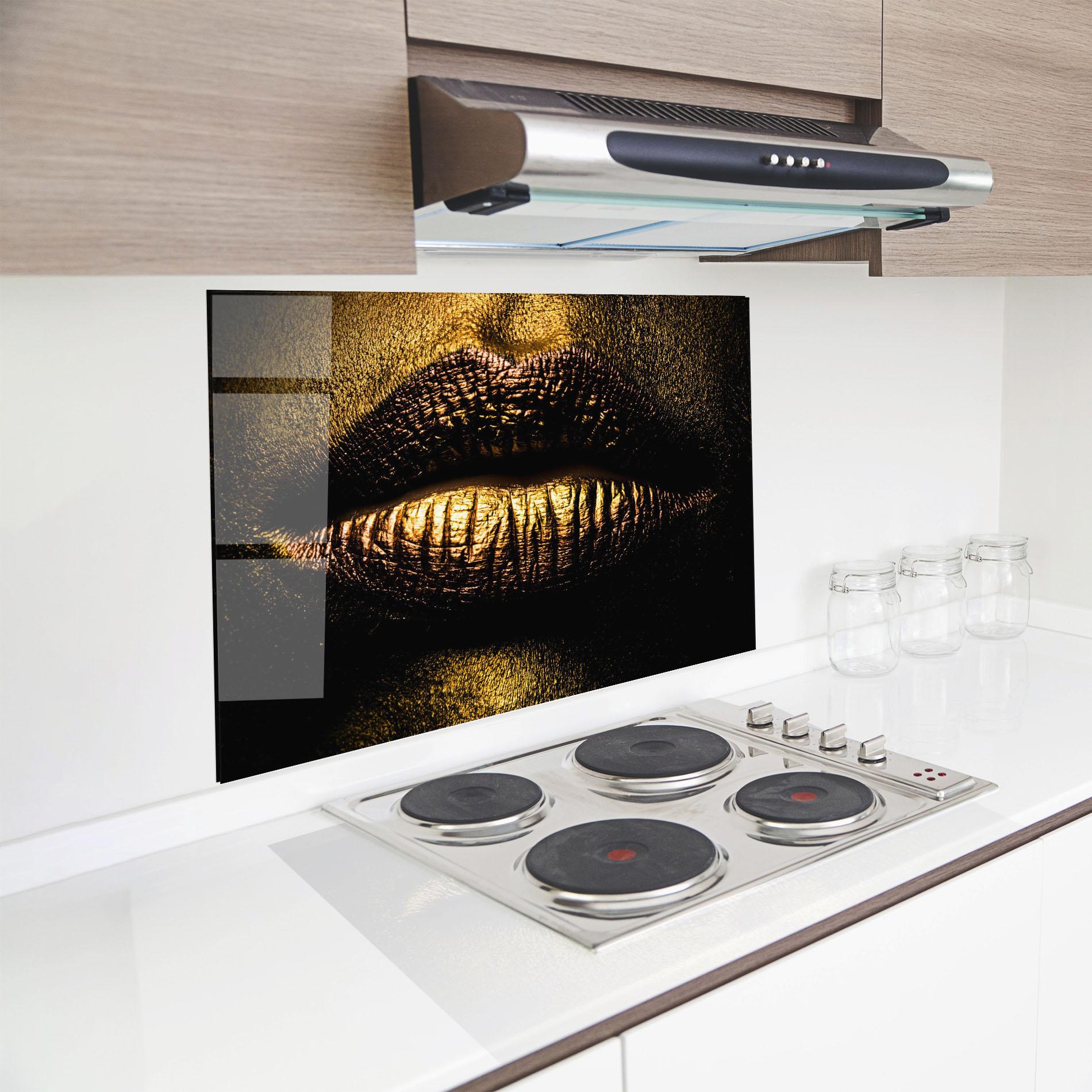 Panou Sticla Bucatarie Gold Metal Lips mockup 8