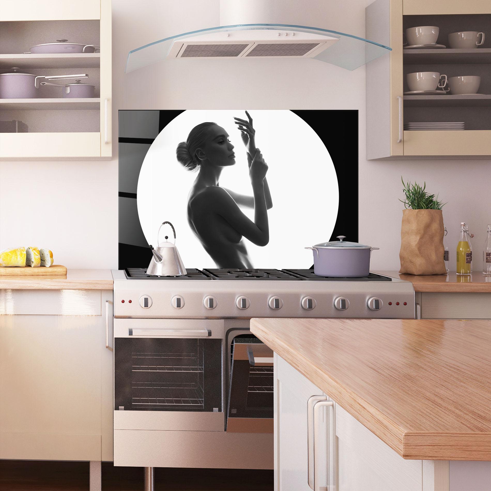 Panou Sticla Bucatarie Circle Woman Body mockup 1