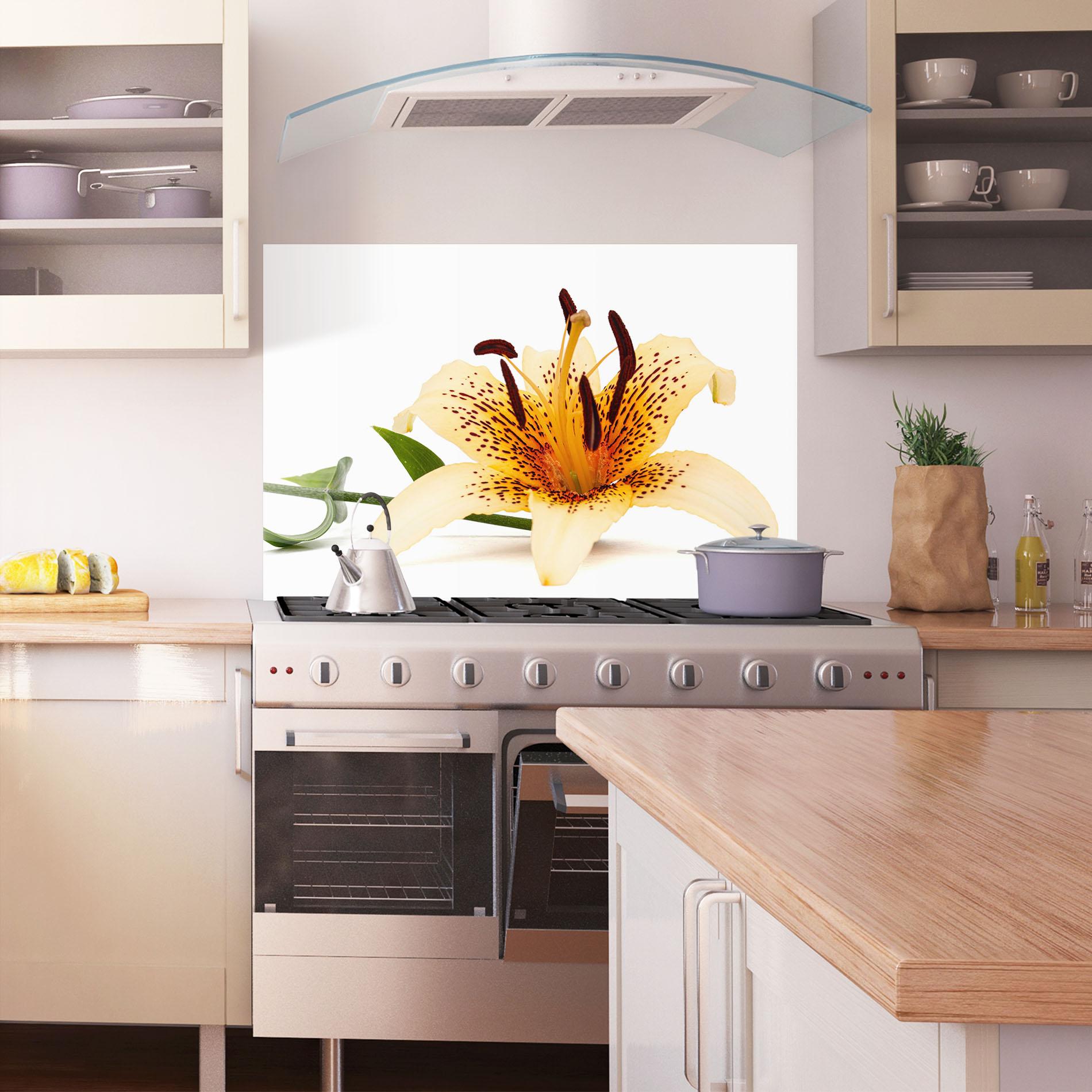 Panou Sticla Bucatarie Big Yellow Lily mockup 1