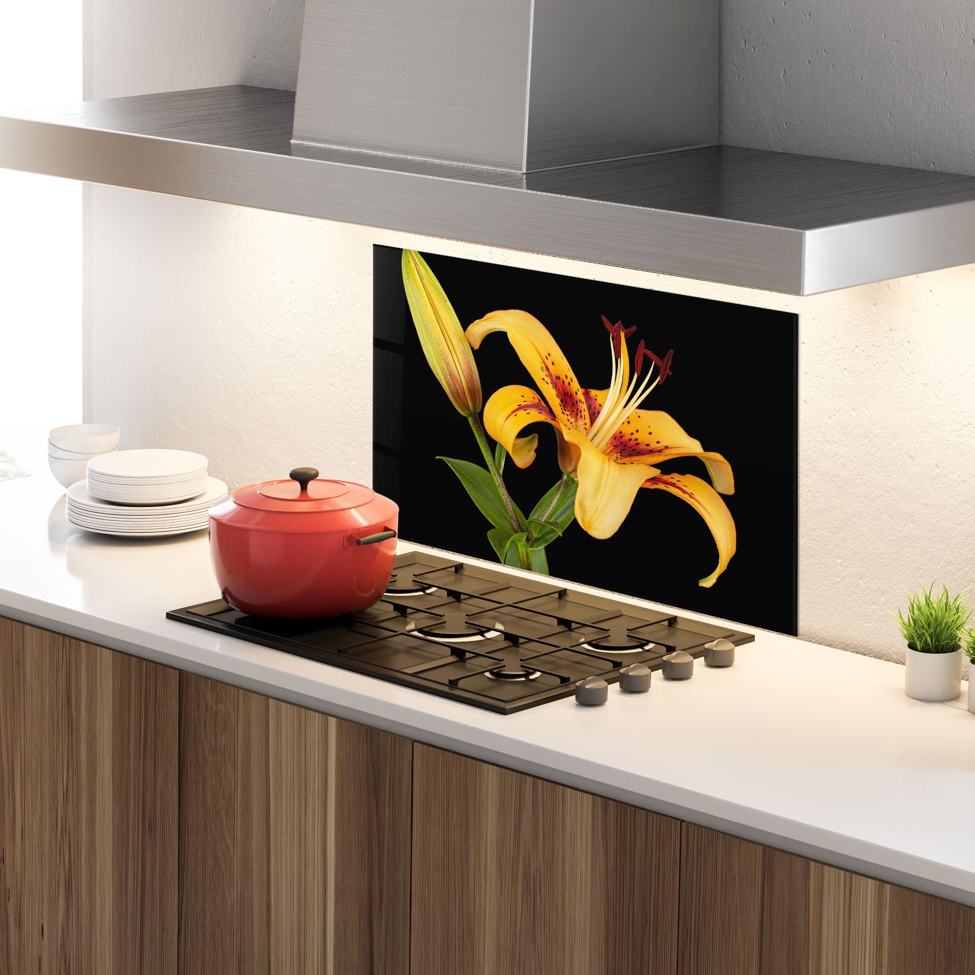 Panou Sticla Bucatarie Beautiful Yellow Lily mockup 4