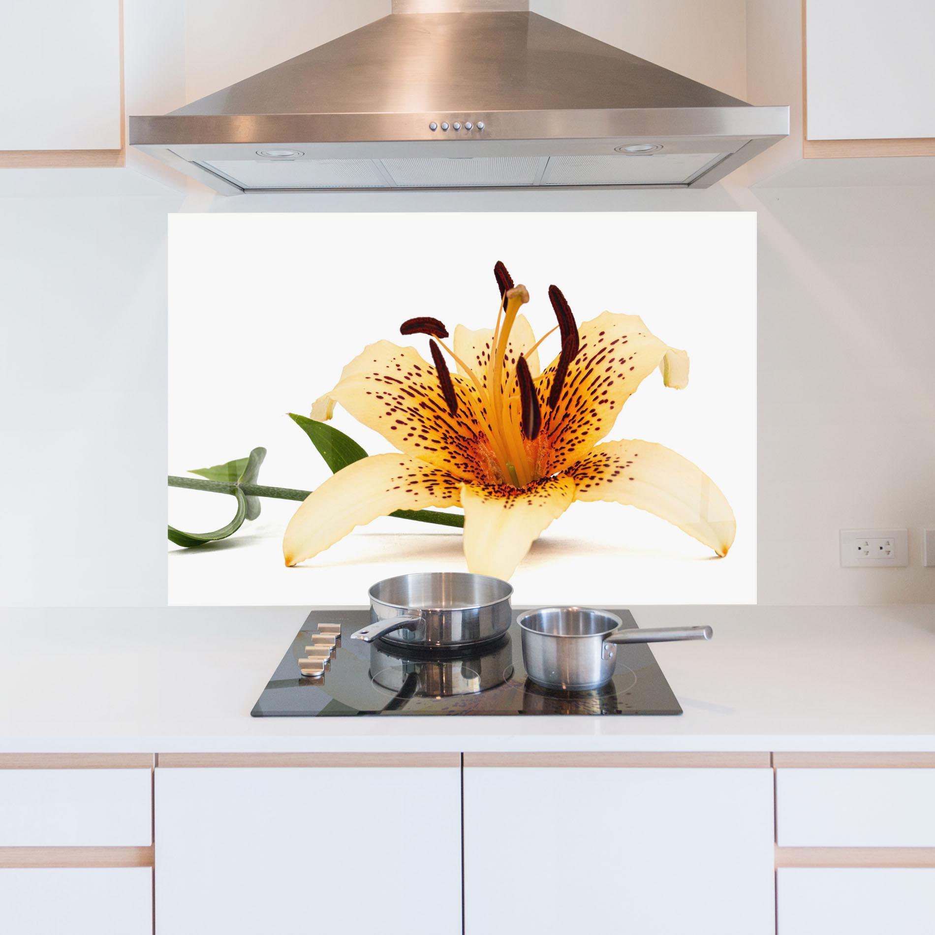 Panou Sticla Bucatarie Big Yellow Lily mockup 5