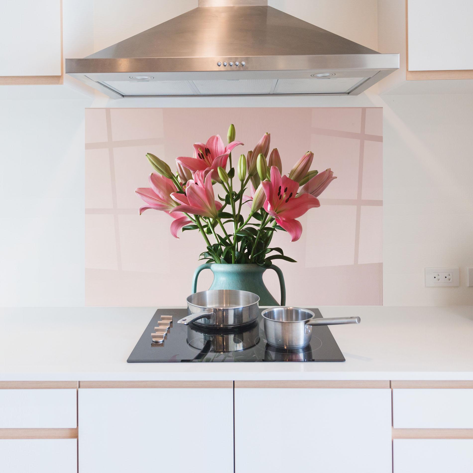 Panou Sticla Bucatarie Pink Lily In Vase mockup 5