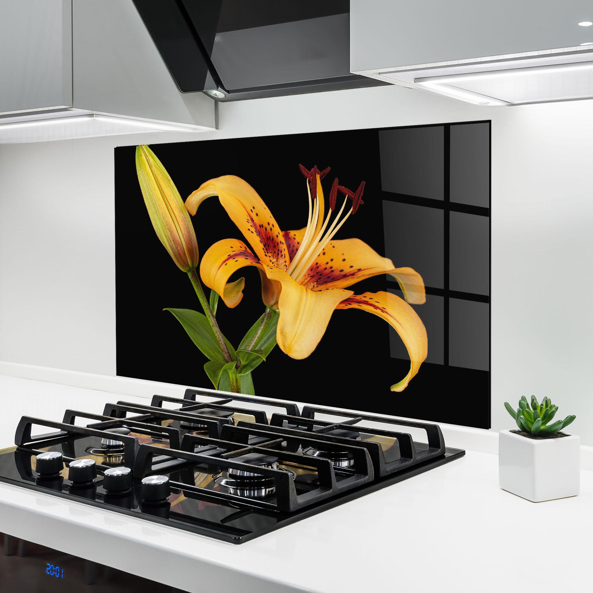 Panou Sticla Bucatarie Beautiful Yellow Lily mockup 6