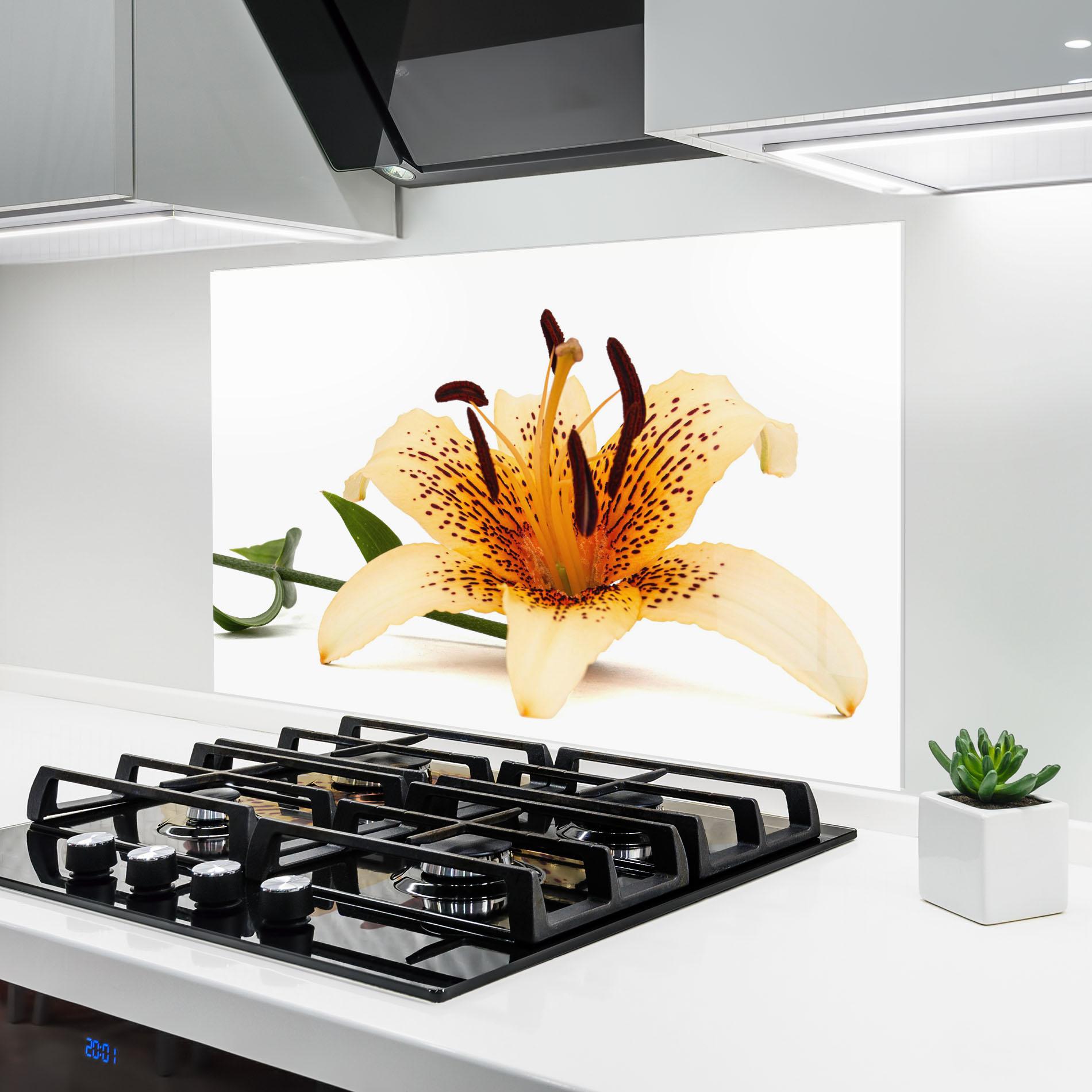 Panou Sticla Bucatarie Big Yellow Lily mockup 6