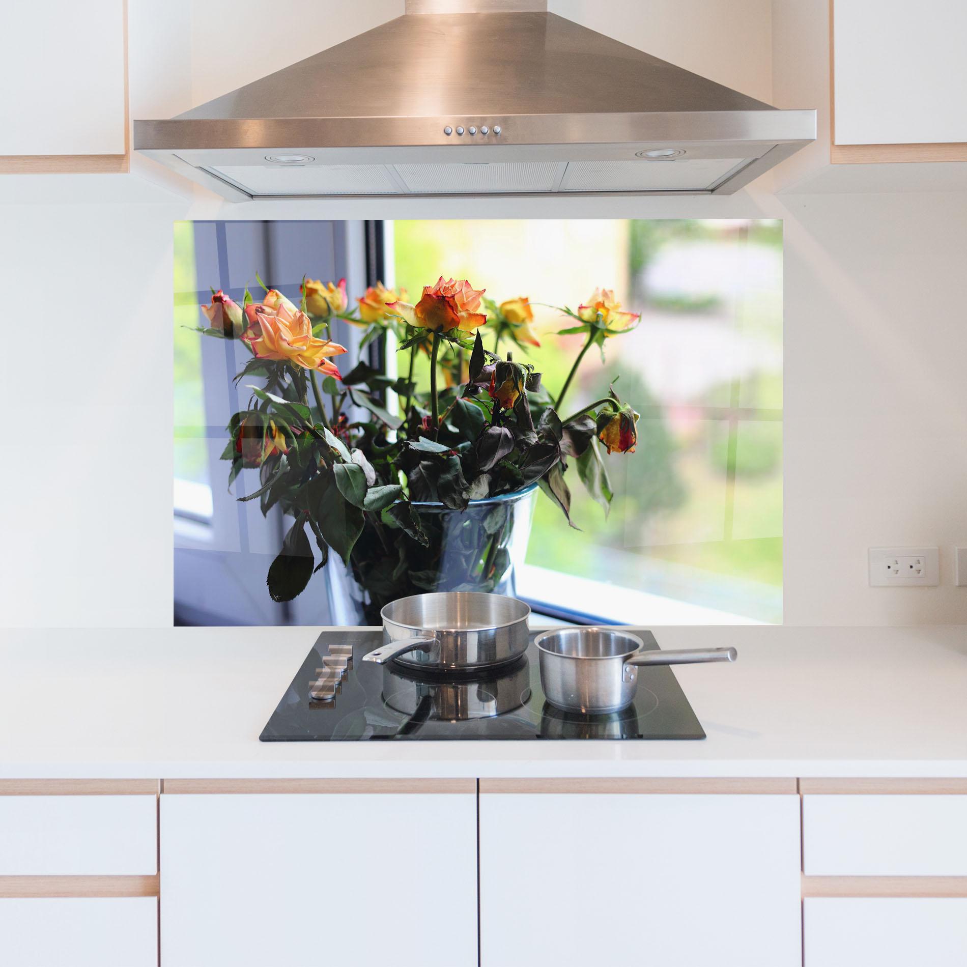 Panou Sticla Bucatarie Red Yellow Rose Vase mockup 5