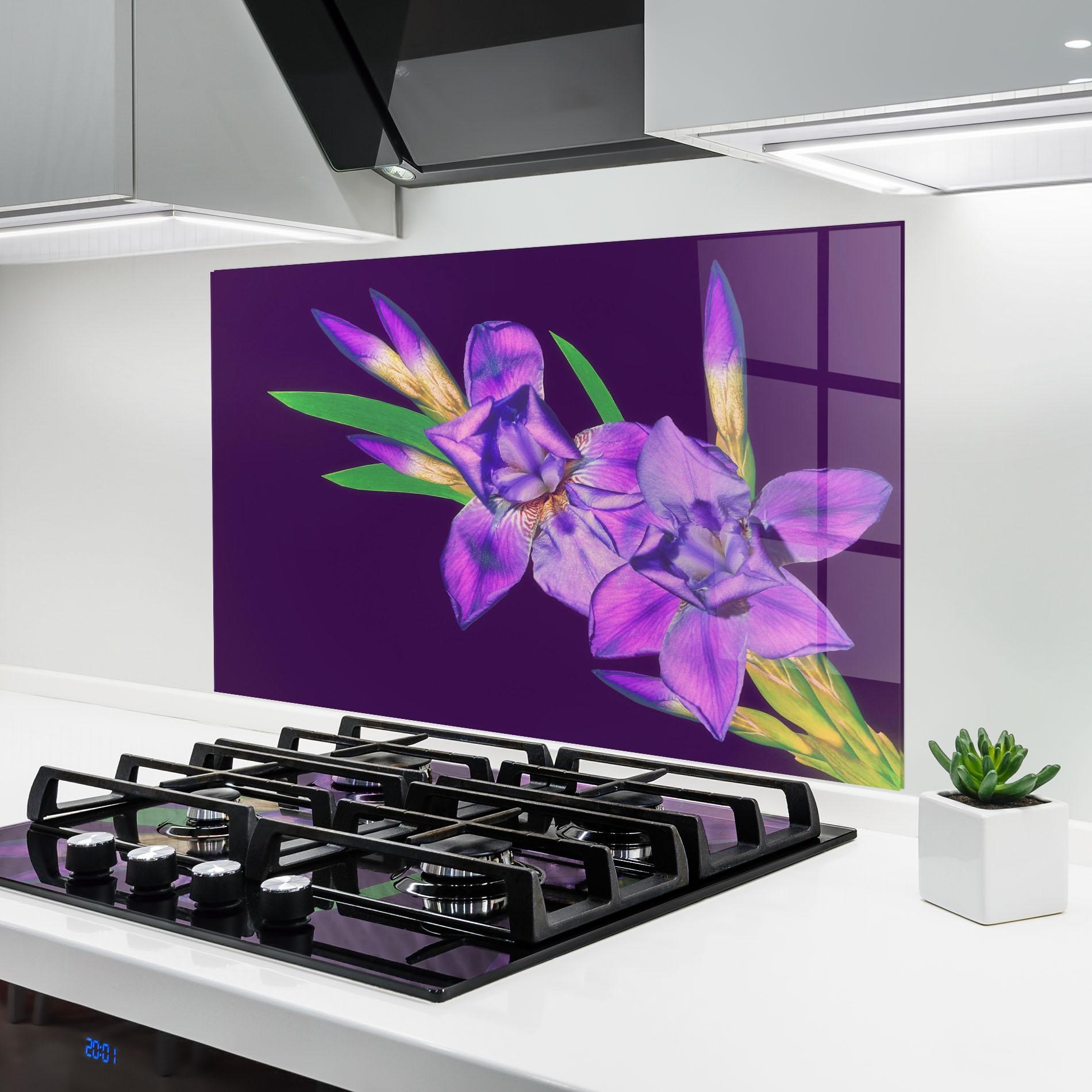 Panou Sticla Bucatarie Iris On Purple mockup 6