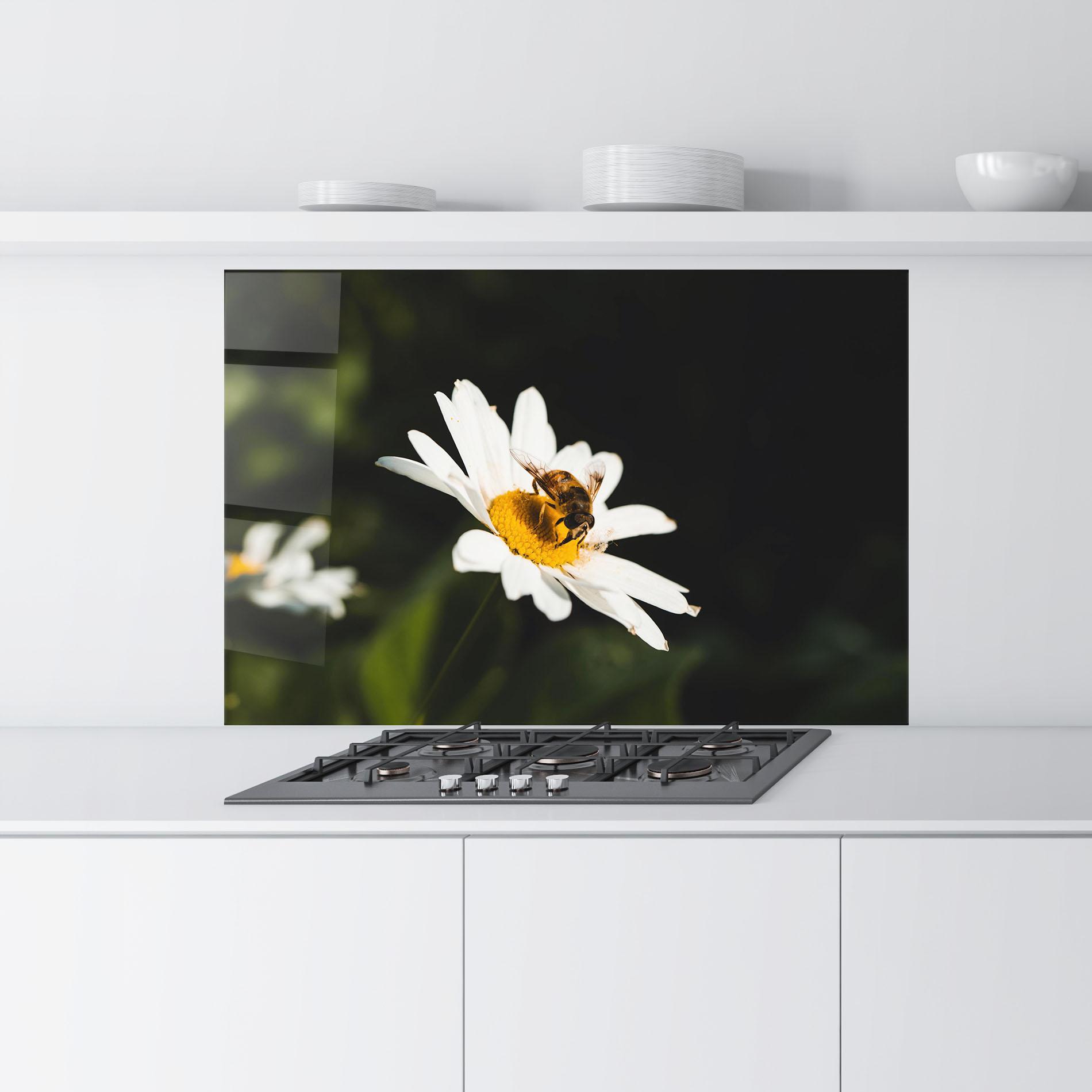 Panou Sticla Bucatarie Bee Flying On Daisy mockup 9