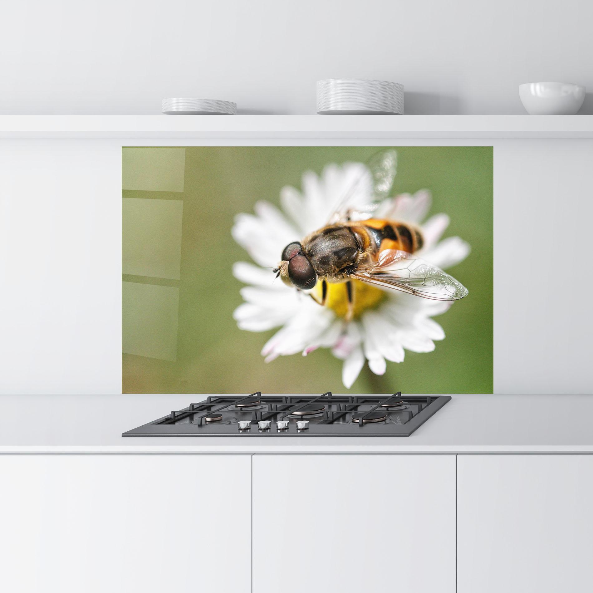Panou Sticla Bucatarie Bee On Small Daisy mockup 9