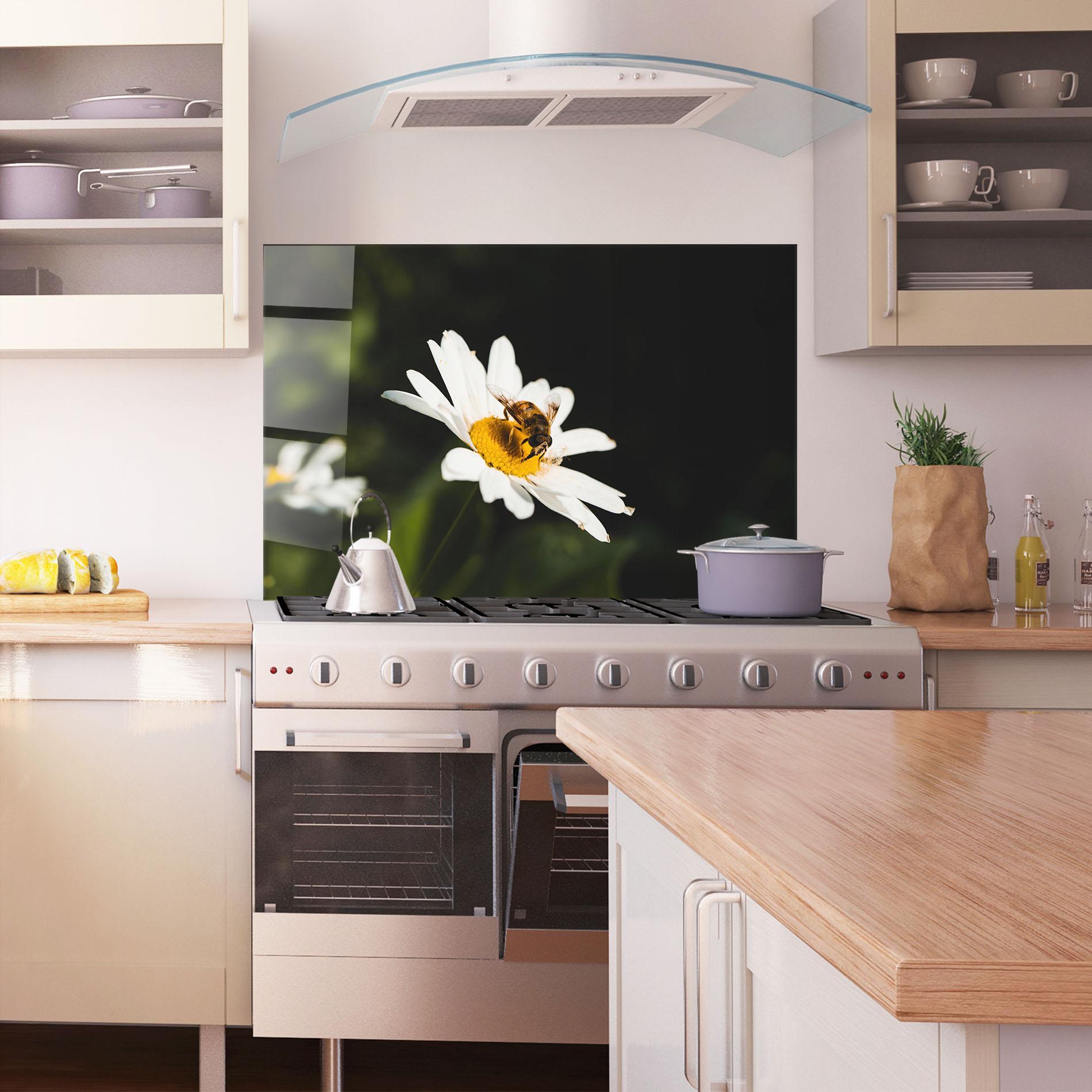 Panou Sticla Bucatarie Bee Flying On Daisy mockup 1
